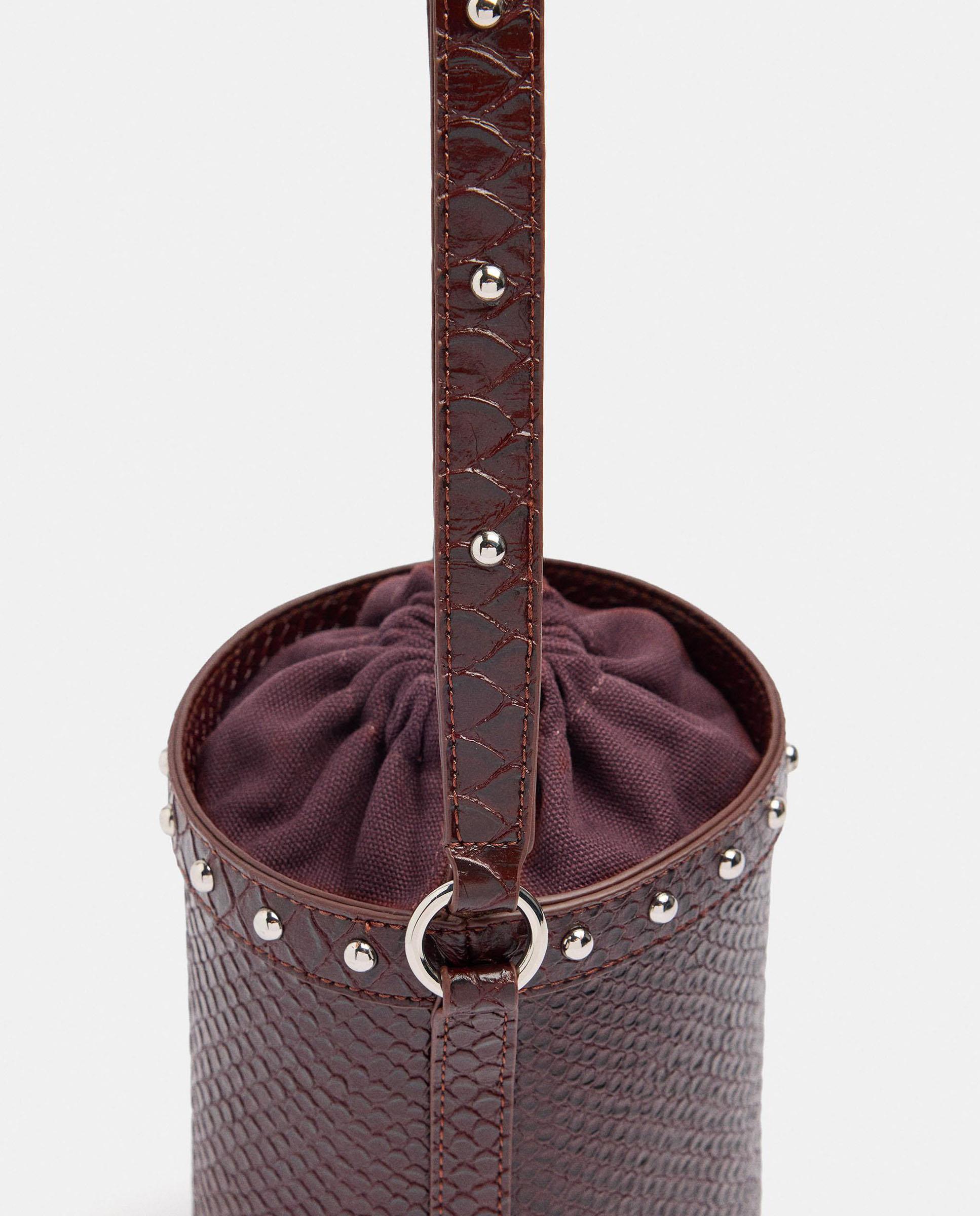 Bolso de hombro estilo cubo con tachuelas y cierre de cuerda - Parfois - Marrón oscuro Marrón oscuro-3