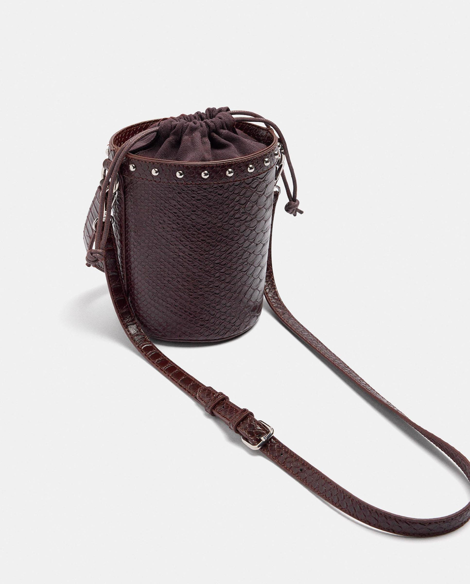 Bolso de hombro estilo cubo con tachuelas y cierre de cuerda - Parfois - Marrón oscuro Marrón oscuro-2