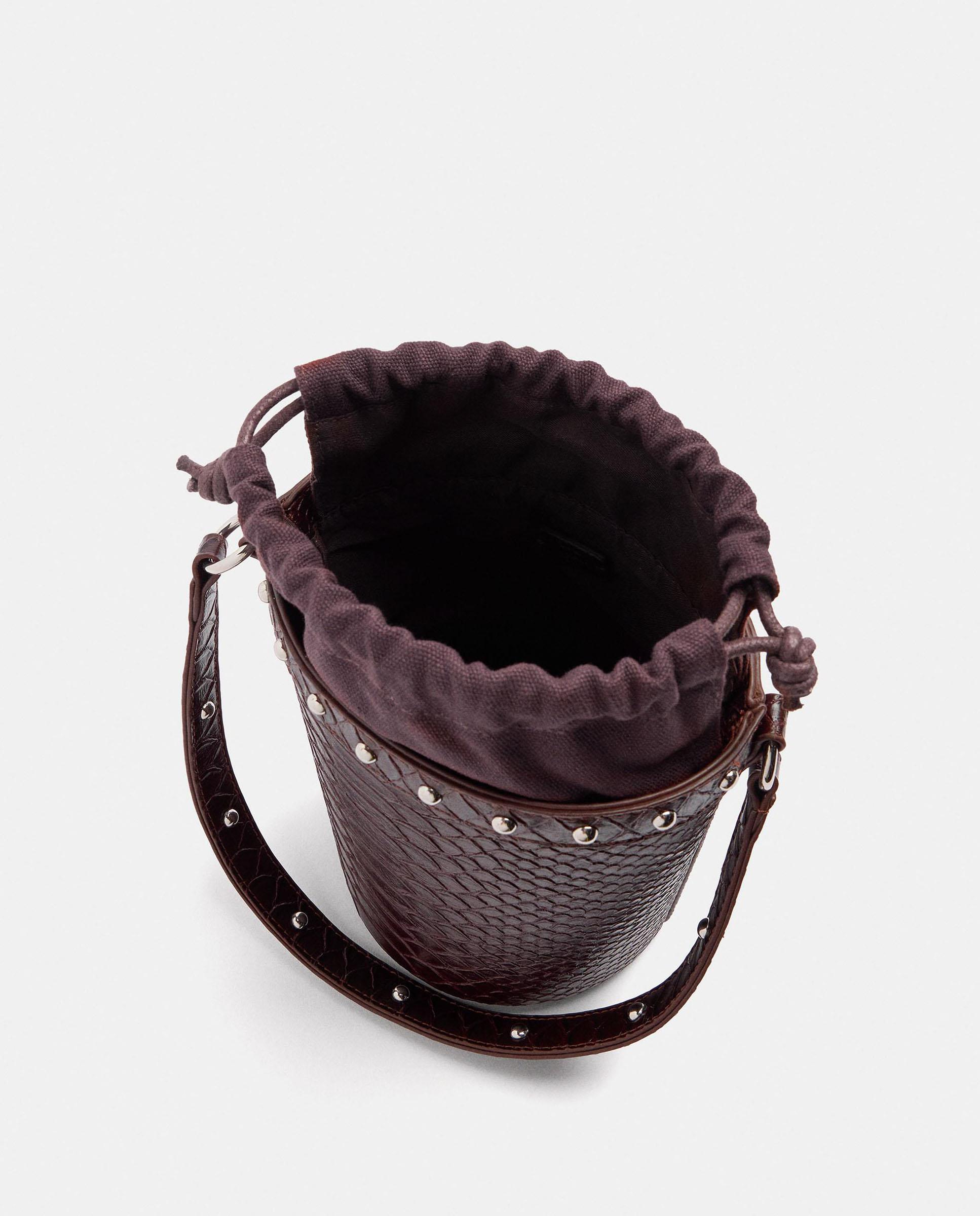 Bolso de hombro estilo cubo con tachuelas y cierre de cuerda - Parfois - Marrón oscuro Marrón oscuro-4