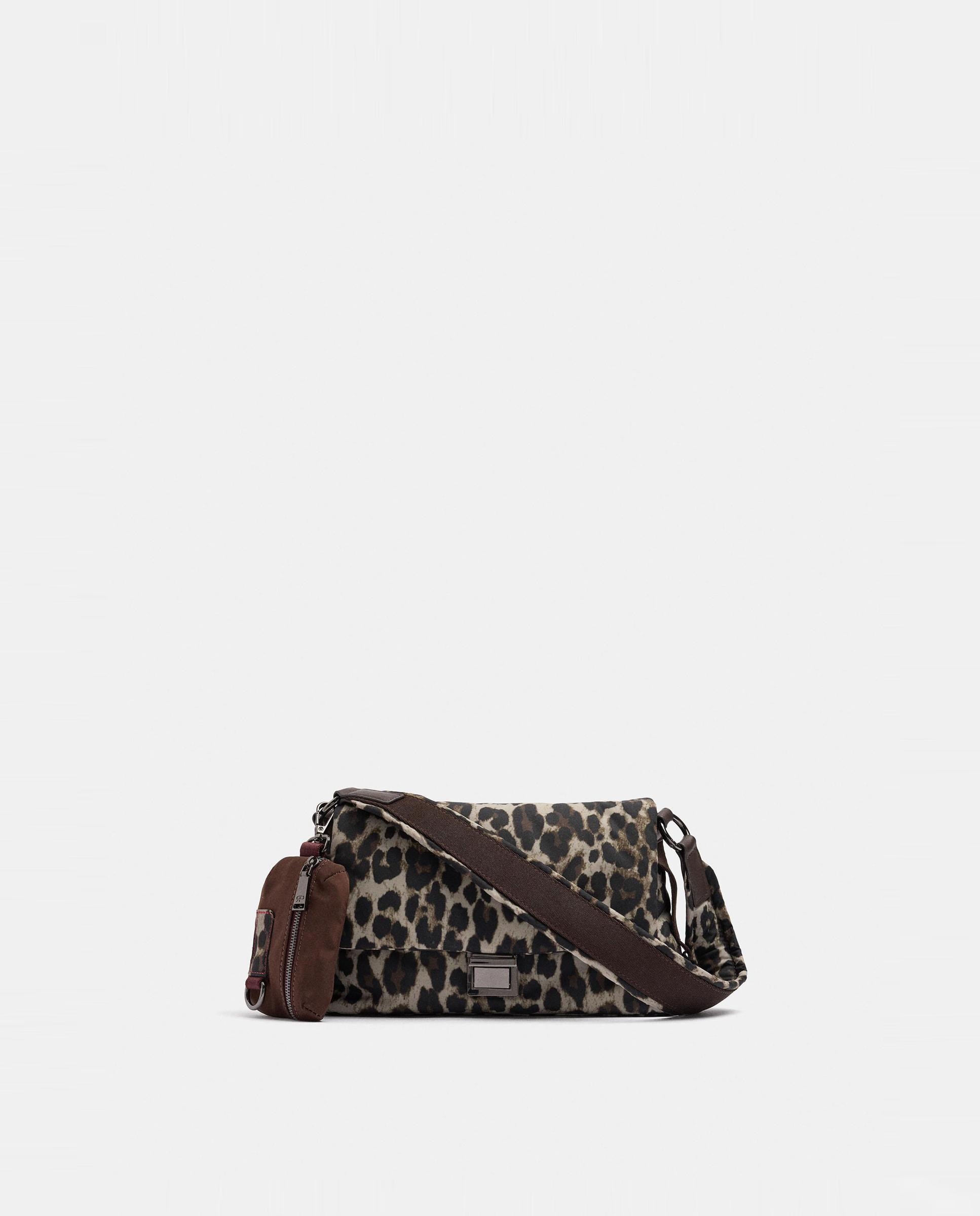 Imagen 0 de Bolso de hombro con llavero extraíble y estampado animal print Marrón