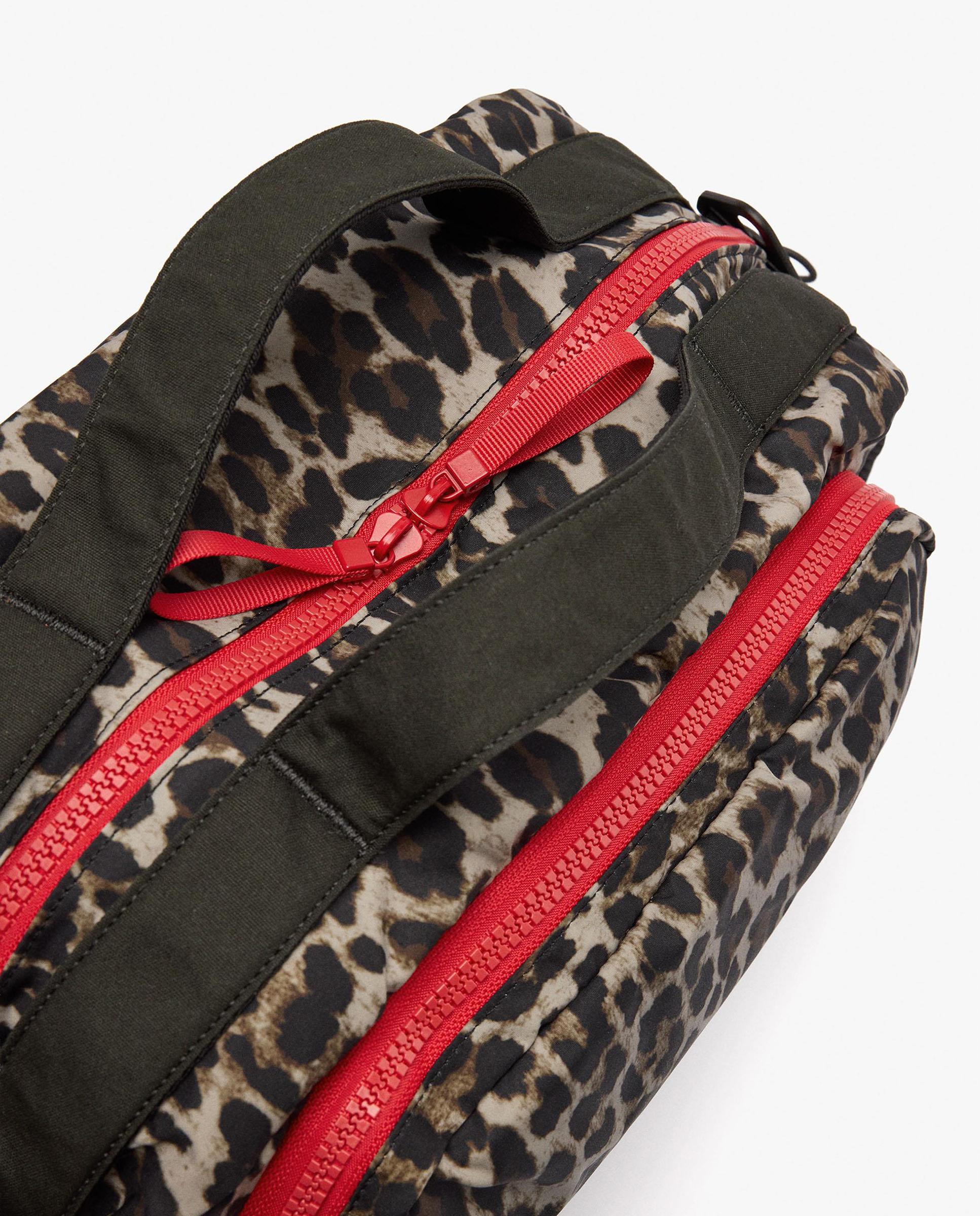 Bolso de hombro estilo deportivo con cierre de cremallera y estampado animal print - Parfois - Marrón Marrón-3
