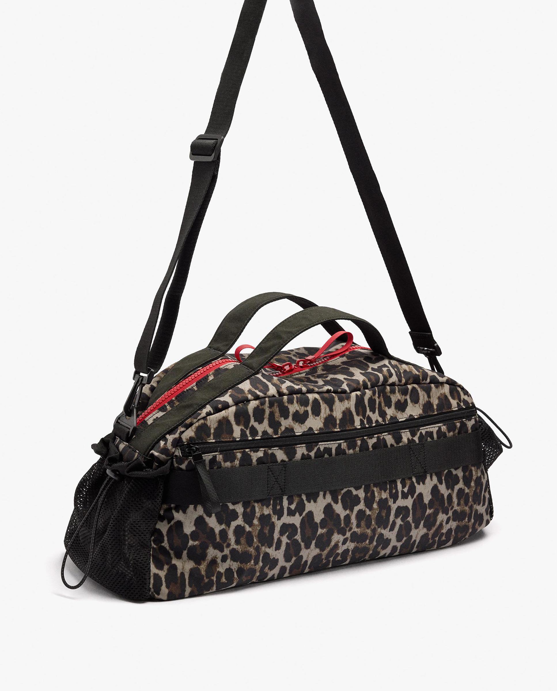 Bolso de hombro estilo deportivo con cierre de cremallera y estampado animal print - Parfois - Marrón Marrón-2