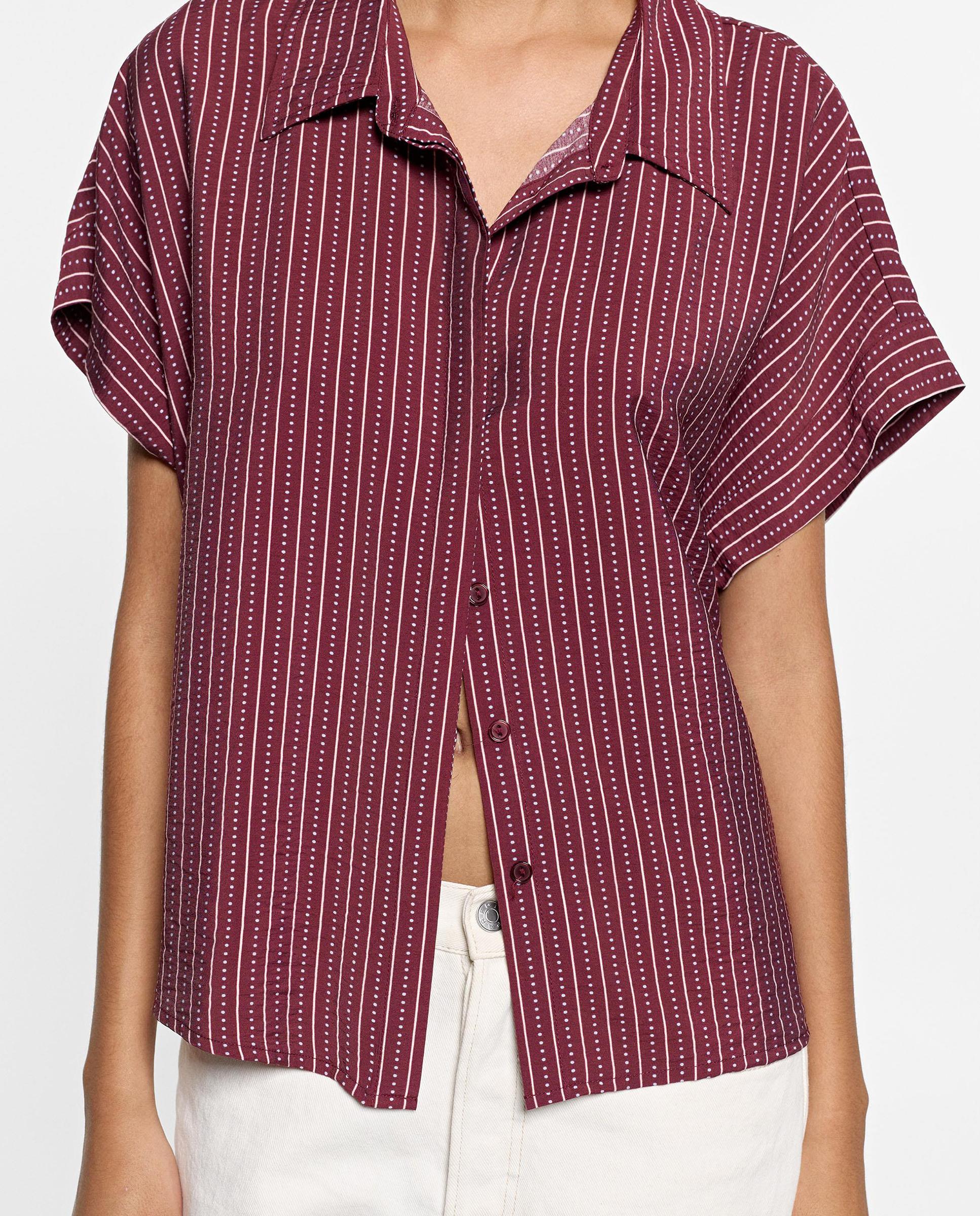 Camisa de mujer de manga corta con estampado de rayas - Parfois - Burdeos Burdeos-1