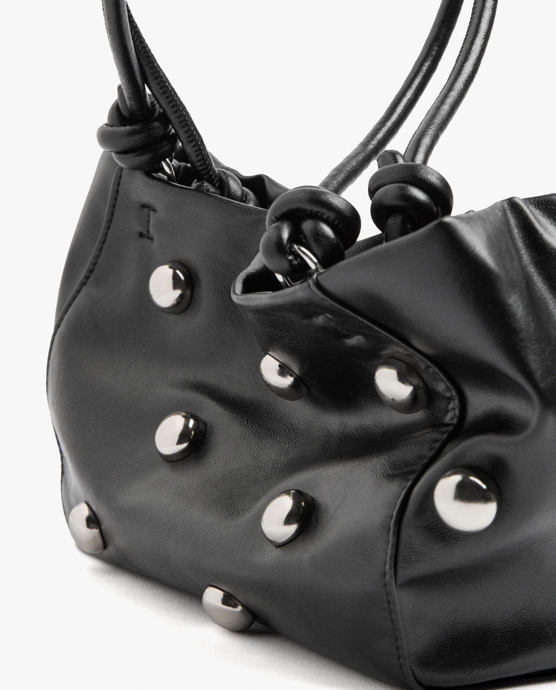 Bolso de hombro con tachuelas y cierre imantado en liso - Parfois - Negro Negro-3