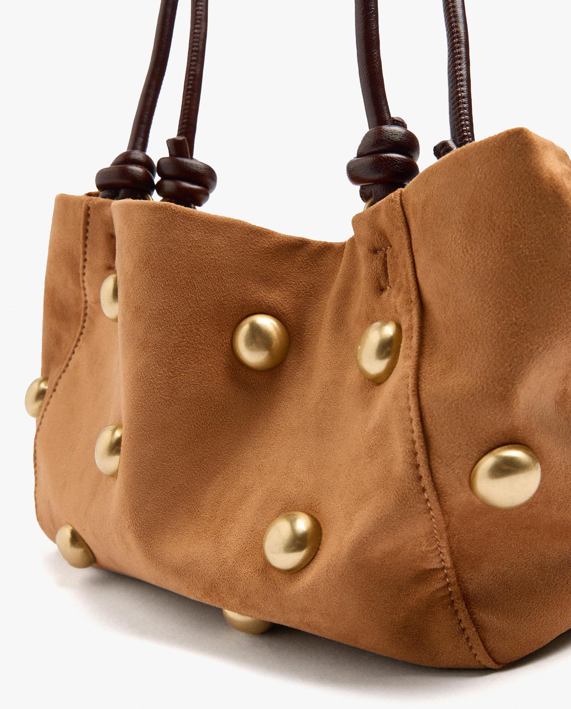 Bolso de hombro con tachuelas y cierre imantado en liso - Parfois - Camel Camel-3