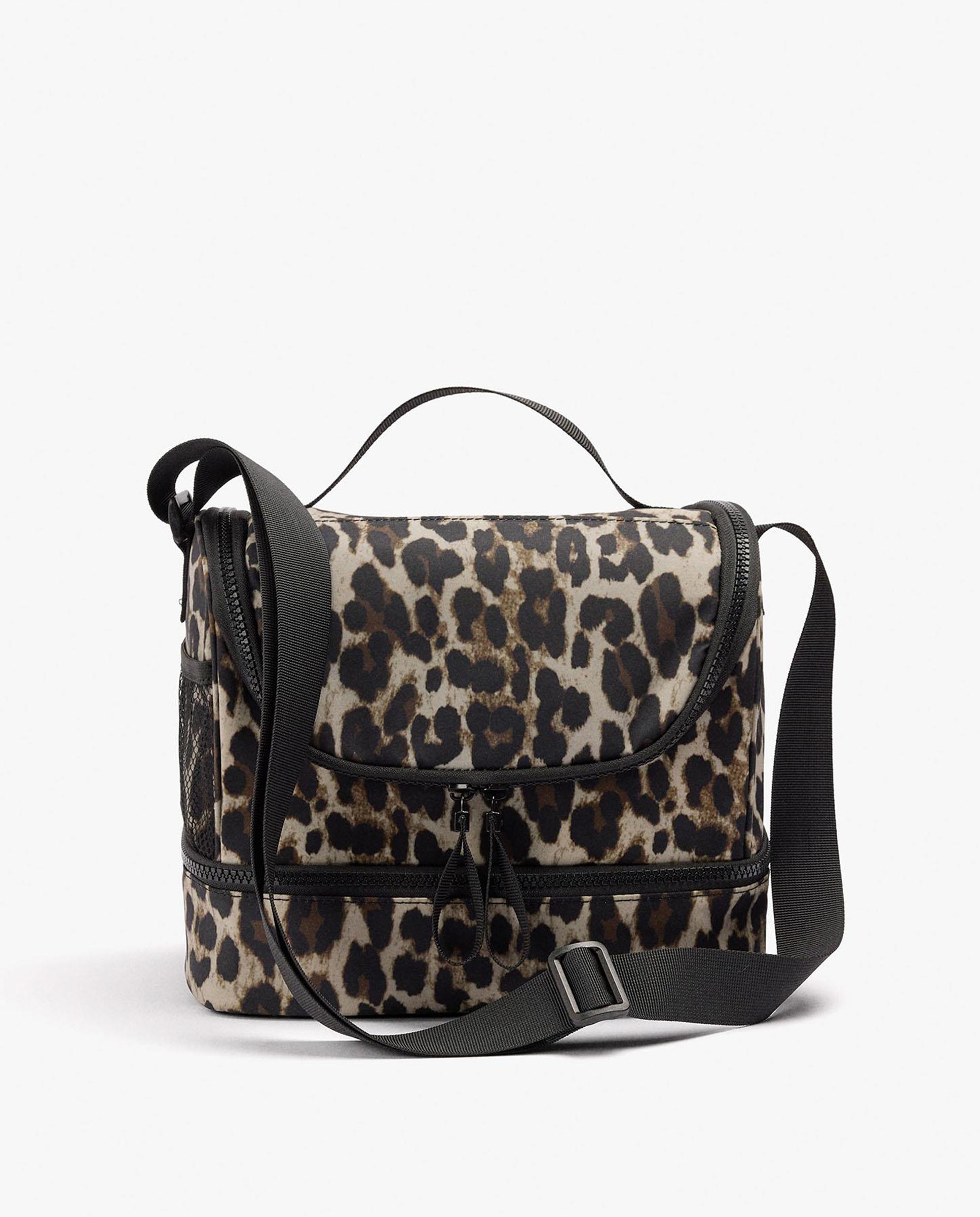 Imagen 0 de Porta alimentos con varios compartimentos y cierre de cremallera con estampado animal print Marrón