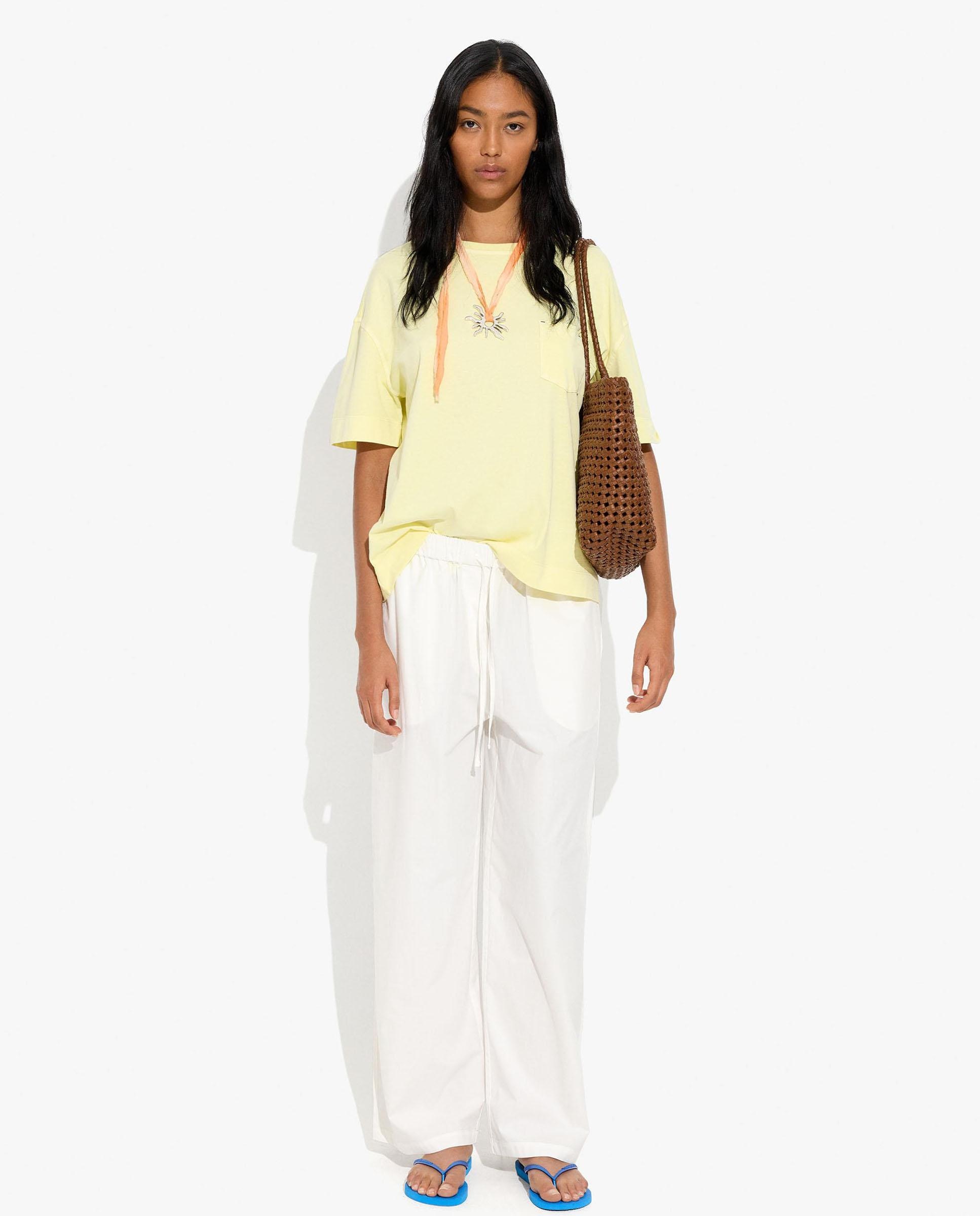 Camiseta de mujer 100% algodón de manga corta en liso con bolsillo lateral - Parfois - Amarillo Amarillo-2