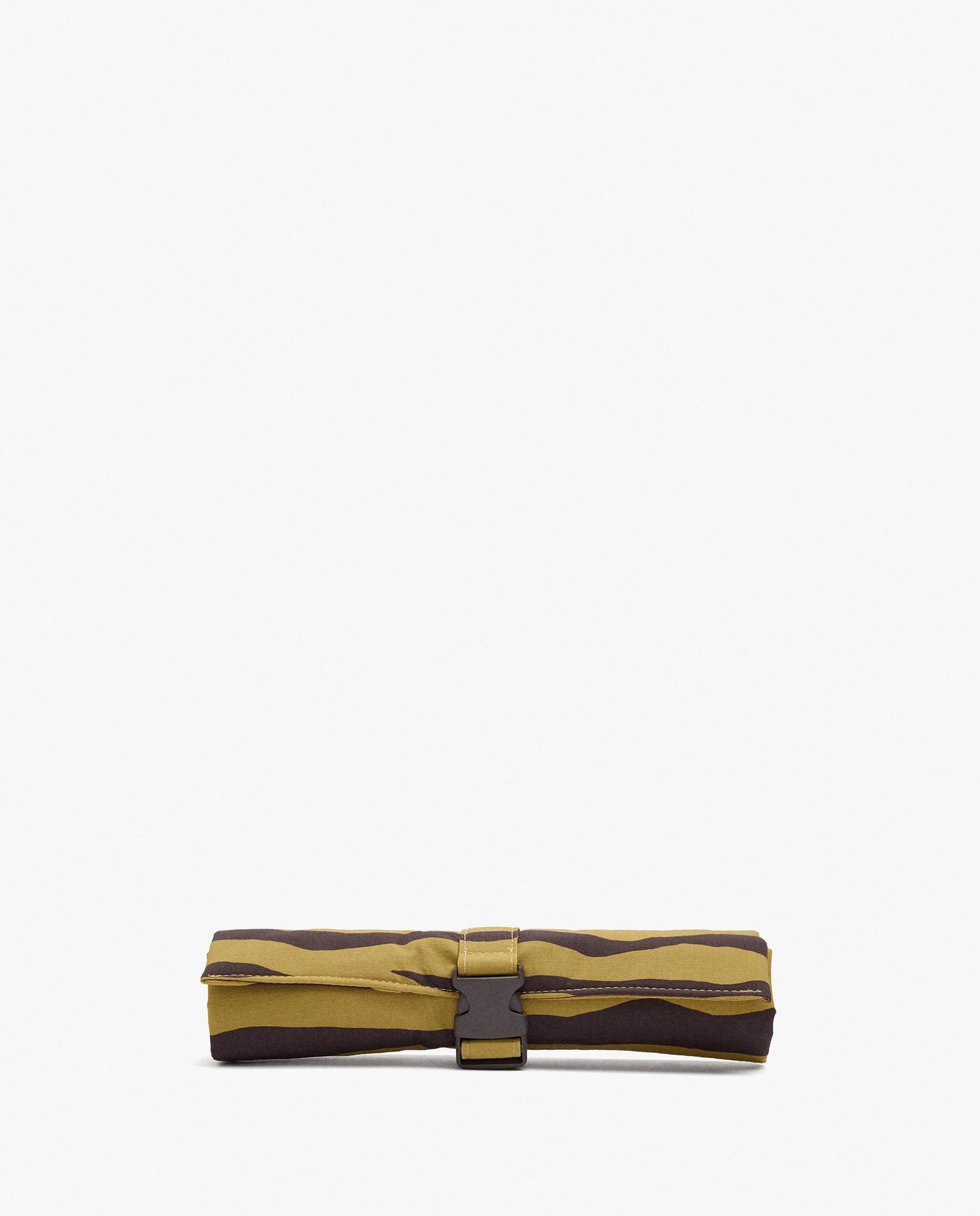 Estuche para cubiertos enrollable con estampado animal print - Parfois - Mostaza Mostaza-1