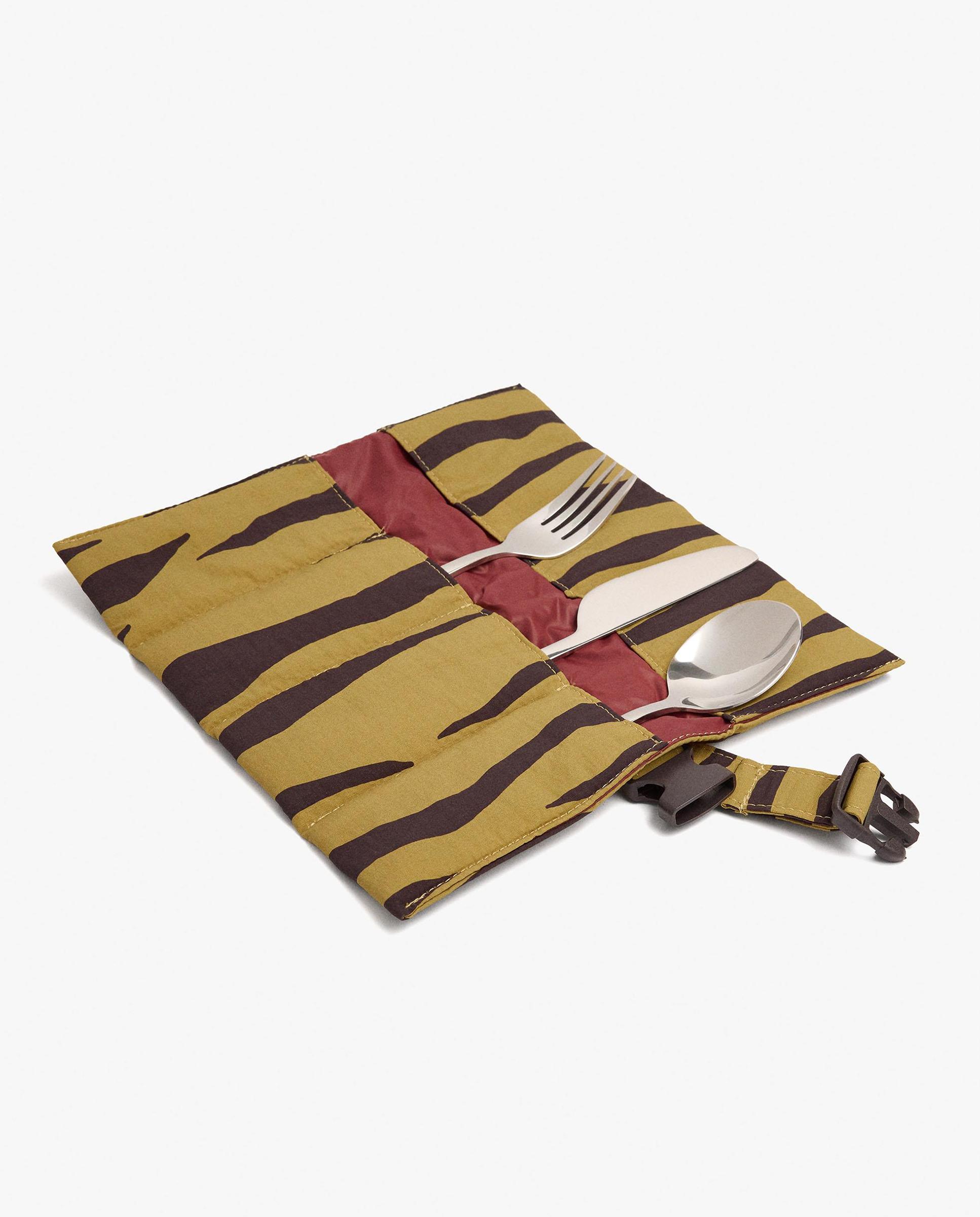 Estuche para cubiertos enrollable con estampado animal print - Parfois - Mostaza Mostaza-4
