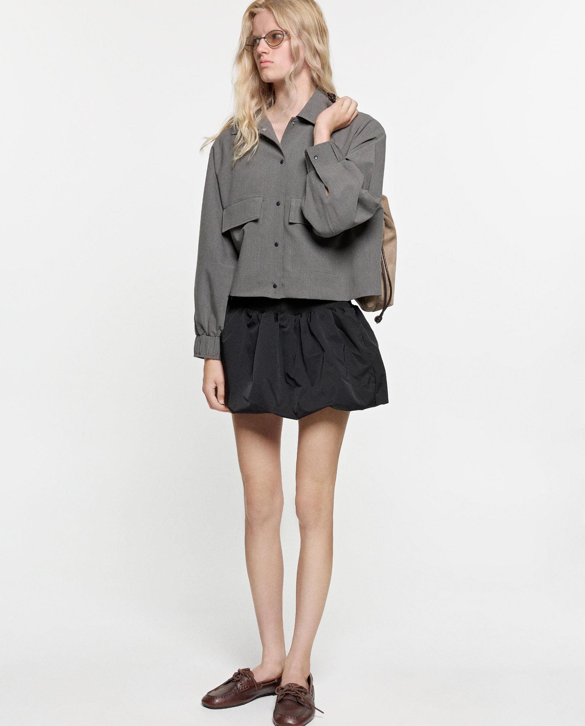 Chaqueta de mujer estilo crop con cierre de botones - Parfois - Gris Gris-5