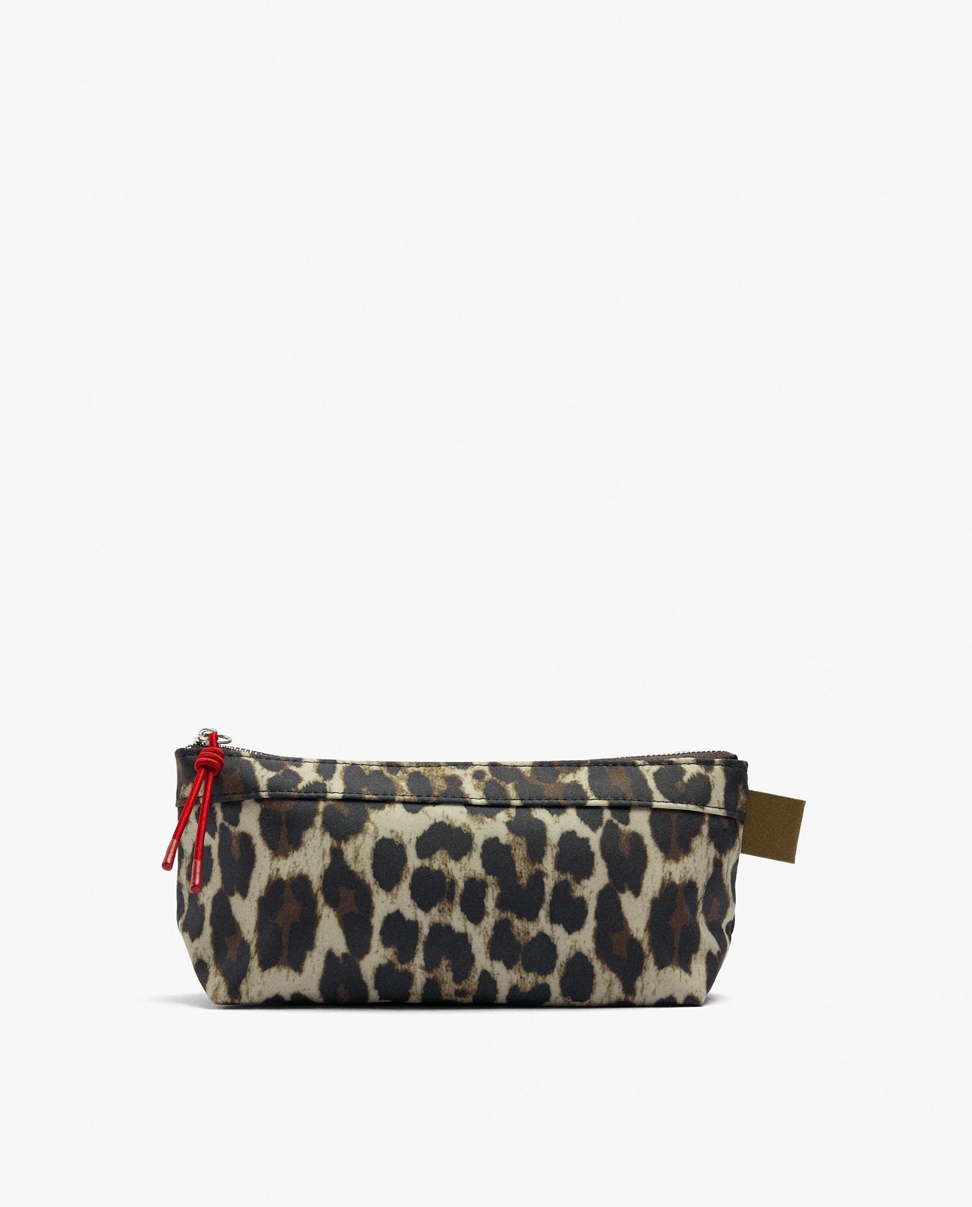 Imagen 0 de Estuche con varios compartimentos y cierre de cremallera con estampado animal print Marrón