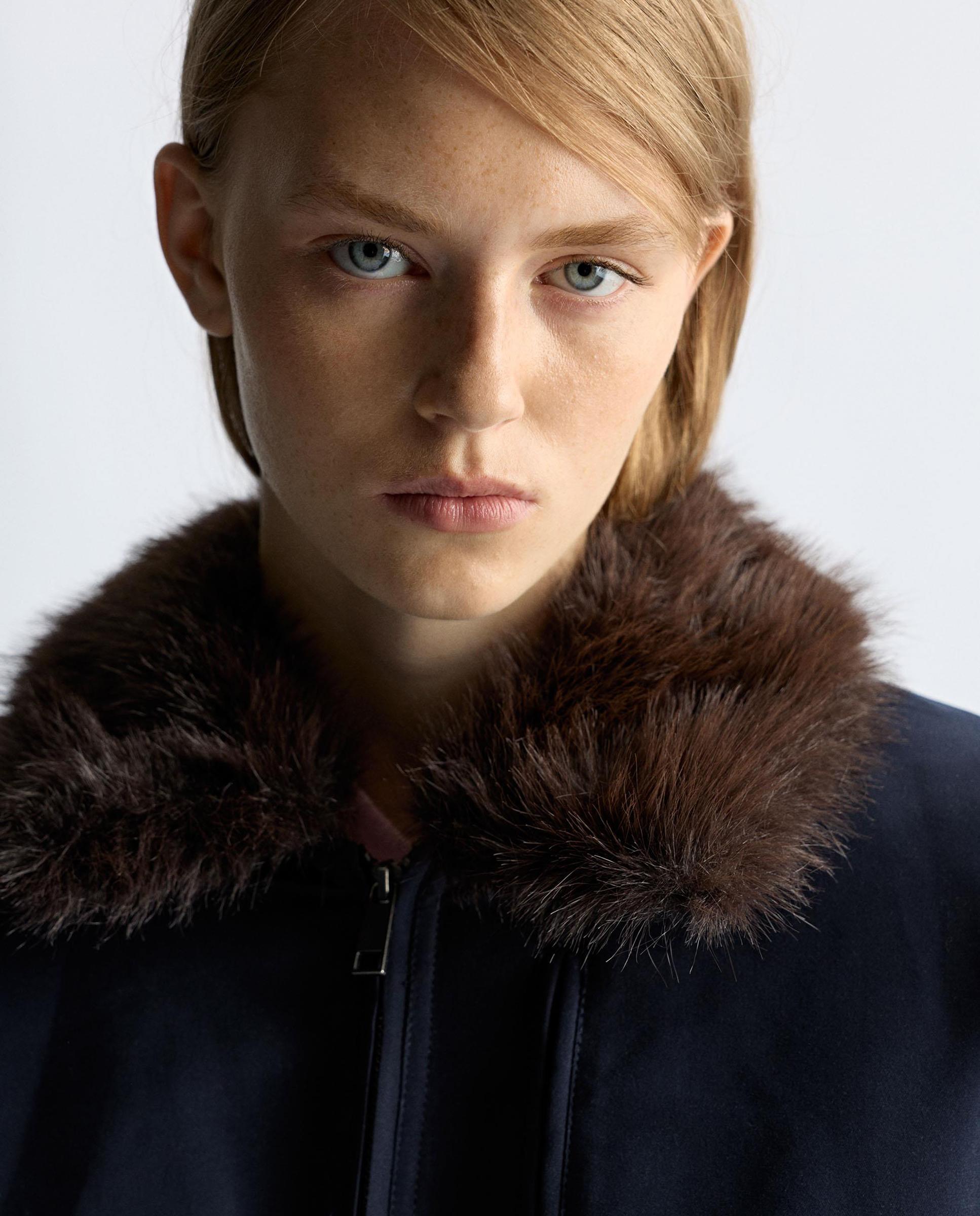 Chaqueta de mujer con detalles a contraste de pelo - Parfois - Azul marino Azul marino-4