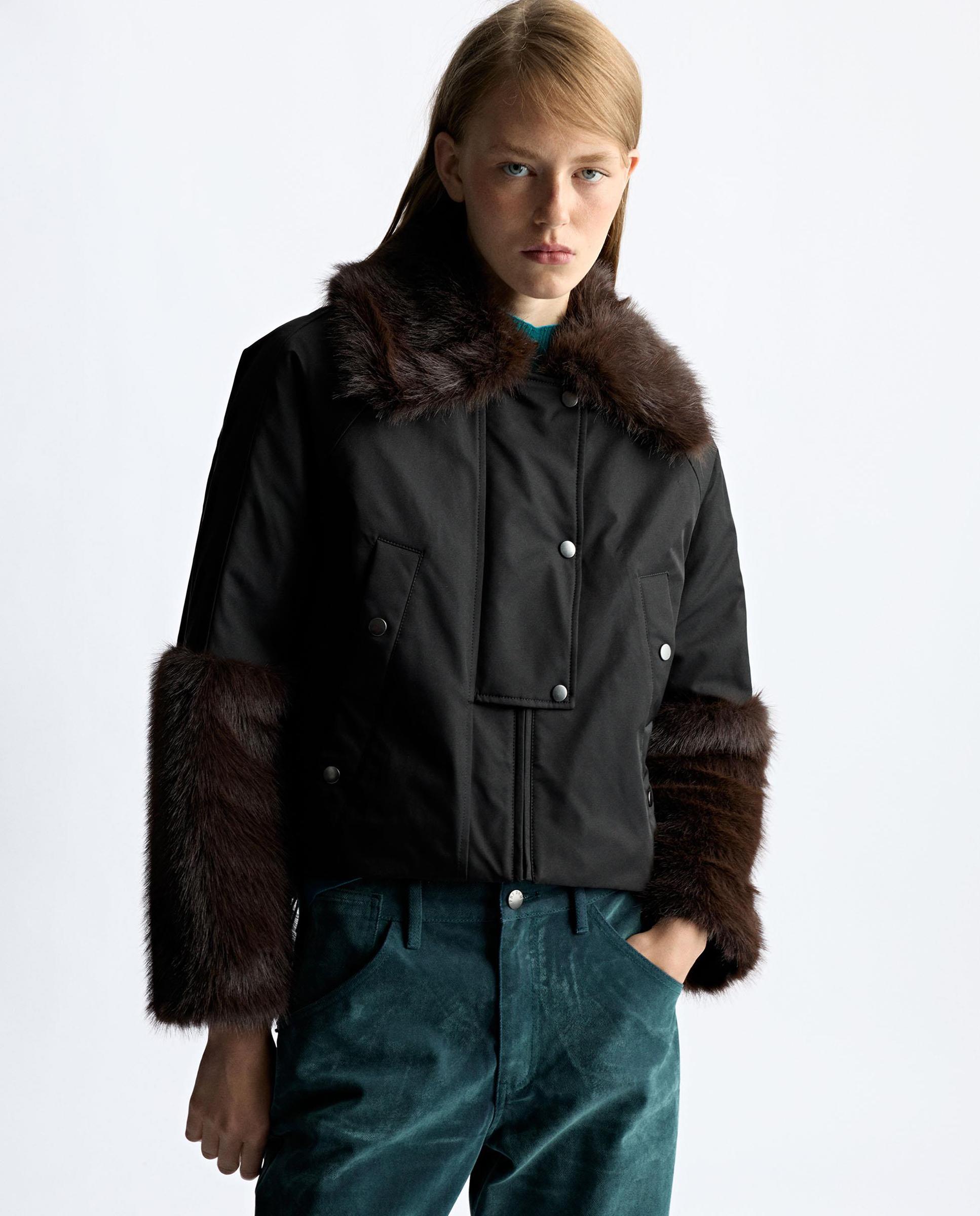Chaqueta de mujer con detalles a contraste de pelo - Parfois - Negro Negro-5