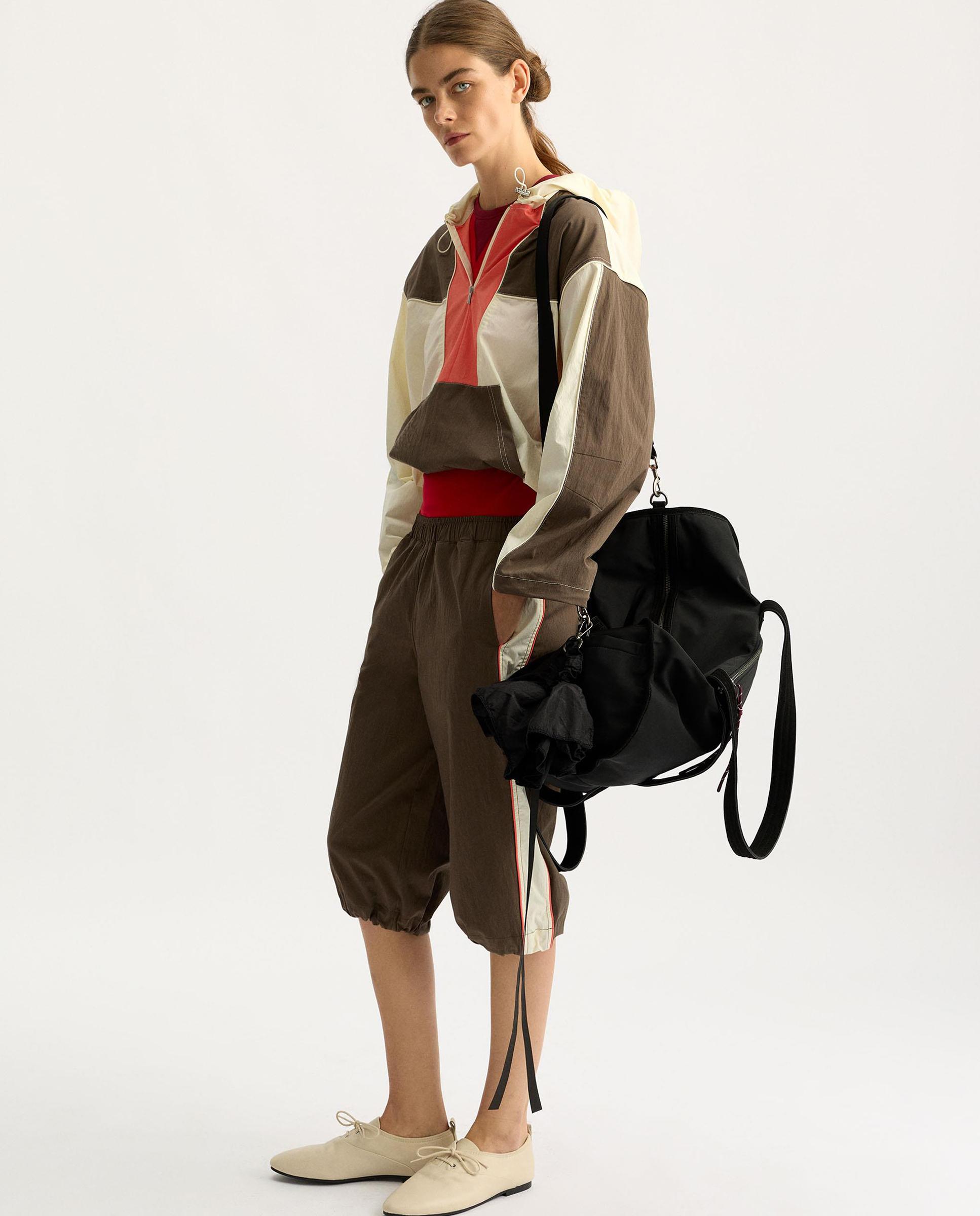 Chaqueta de mujer cortavientos con capucha y detalles a contraste - Parfois - Multicolor Multicolor-2