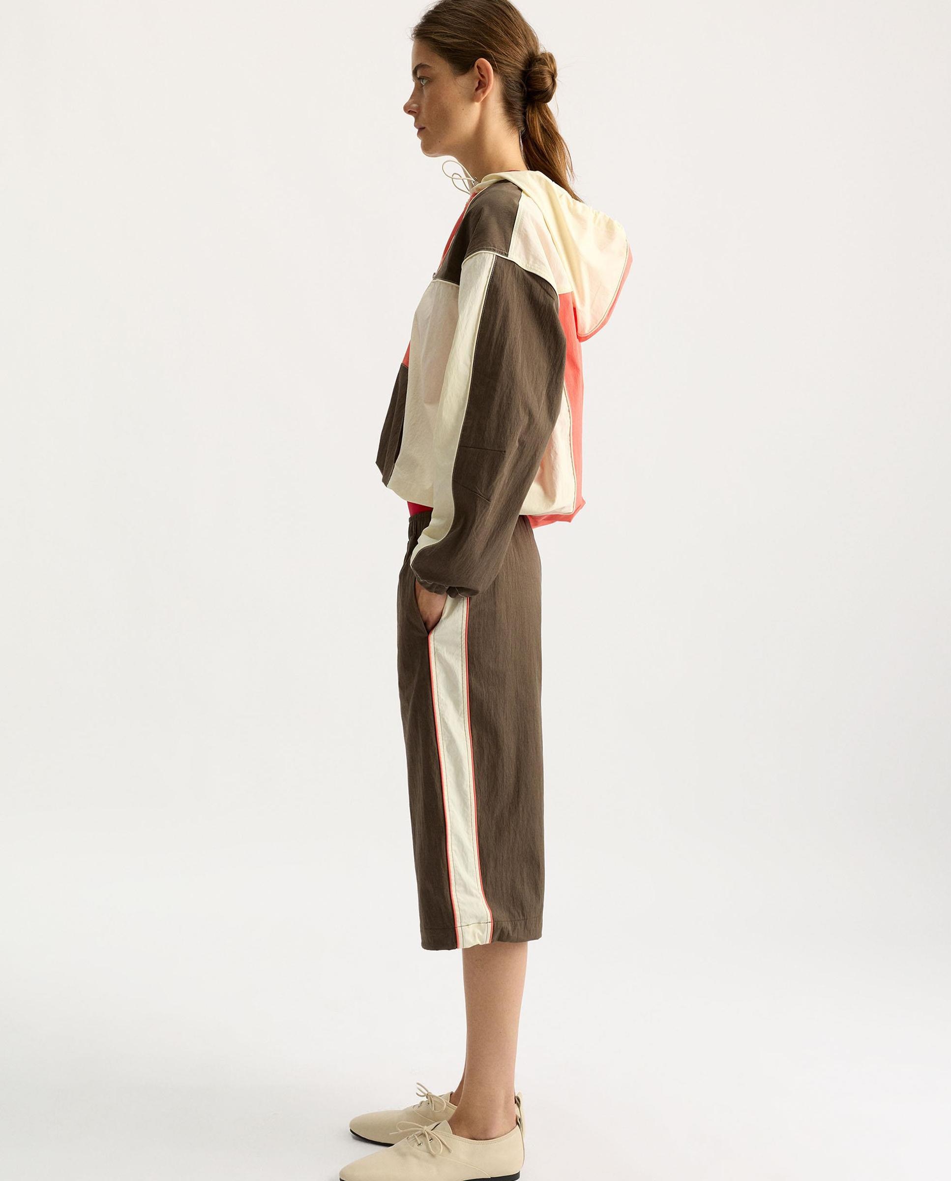 Chaqueta de mujer cortavientos con capucha y detalles a contraste - Parfois - Multicolor Multicolor-3