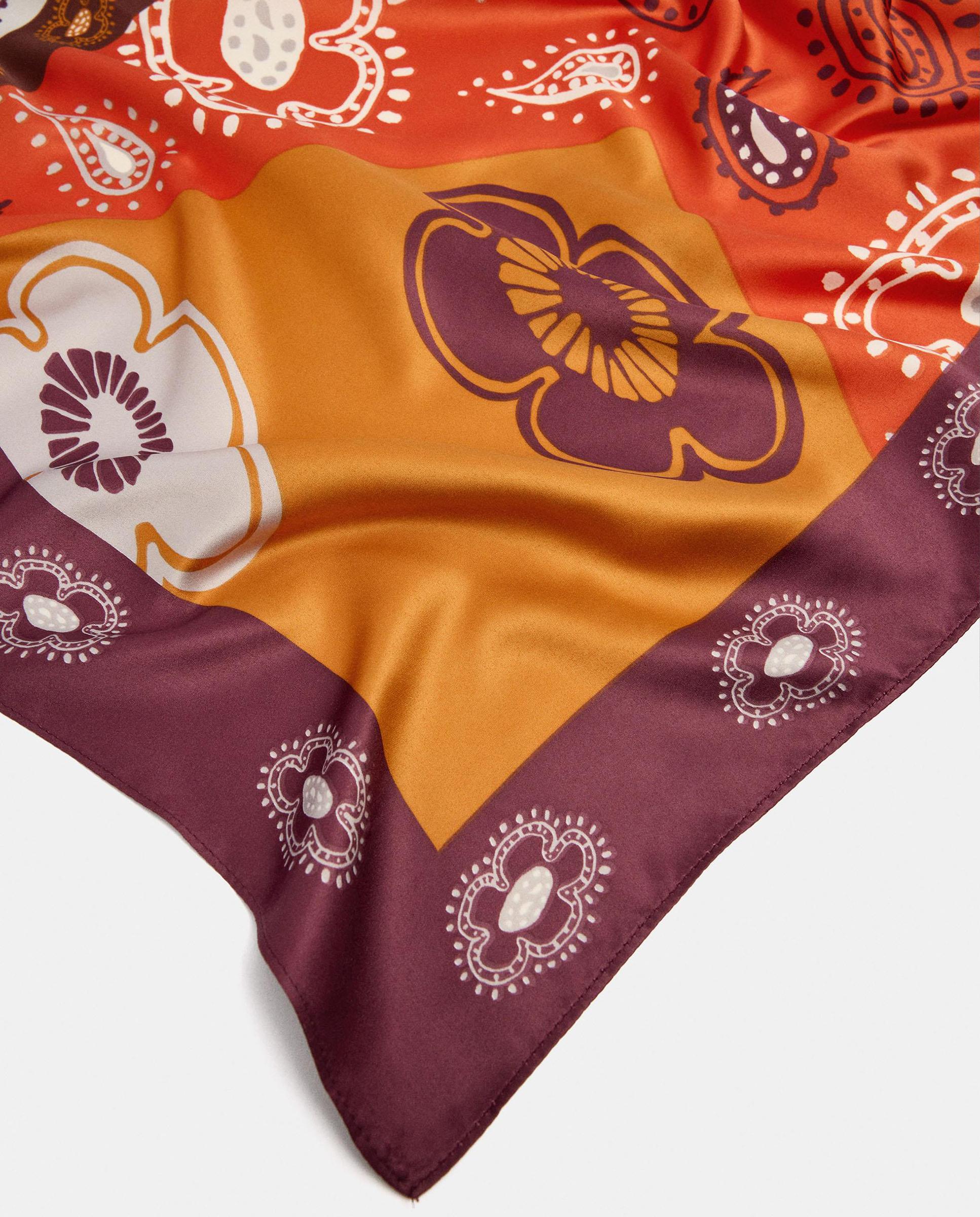 Pañuelo con pespuntes y estampado floral - Parfois - Crudo Crudo-3