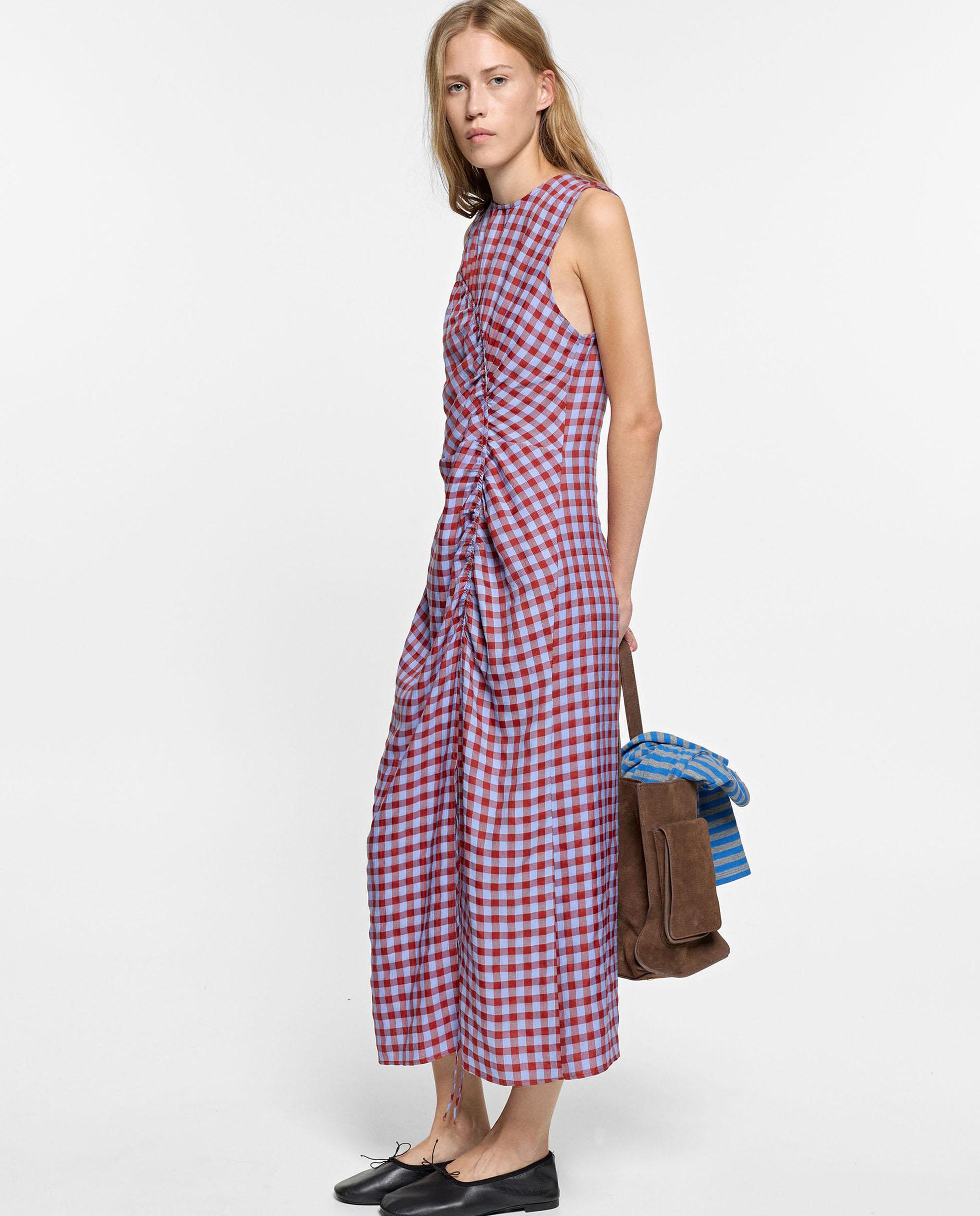Vestido midi ajustable con estampado vichy y fruncido frontal - Parfois - Rojo Rojo-1