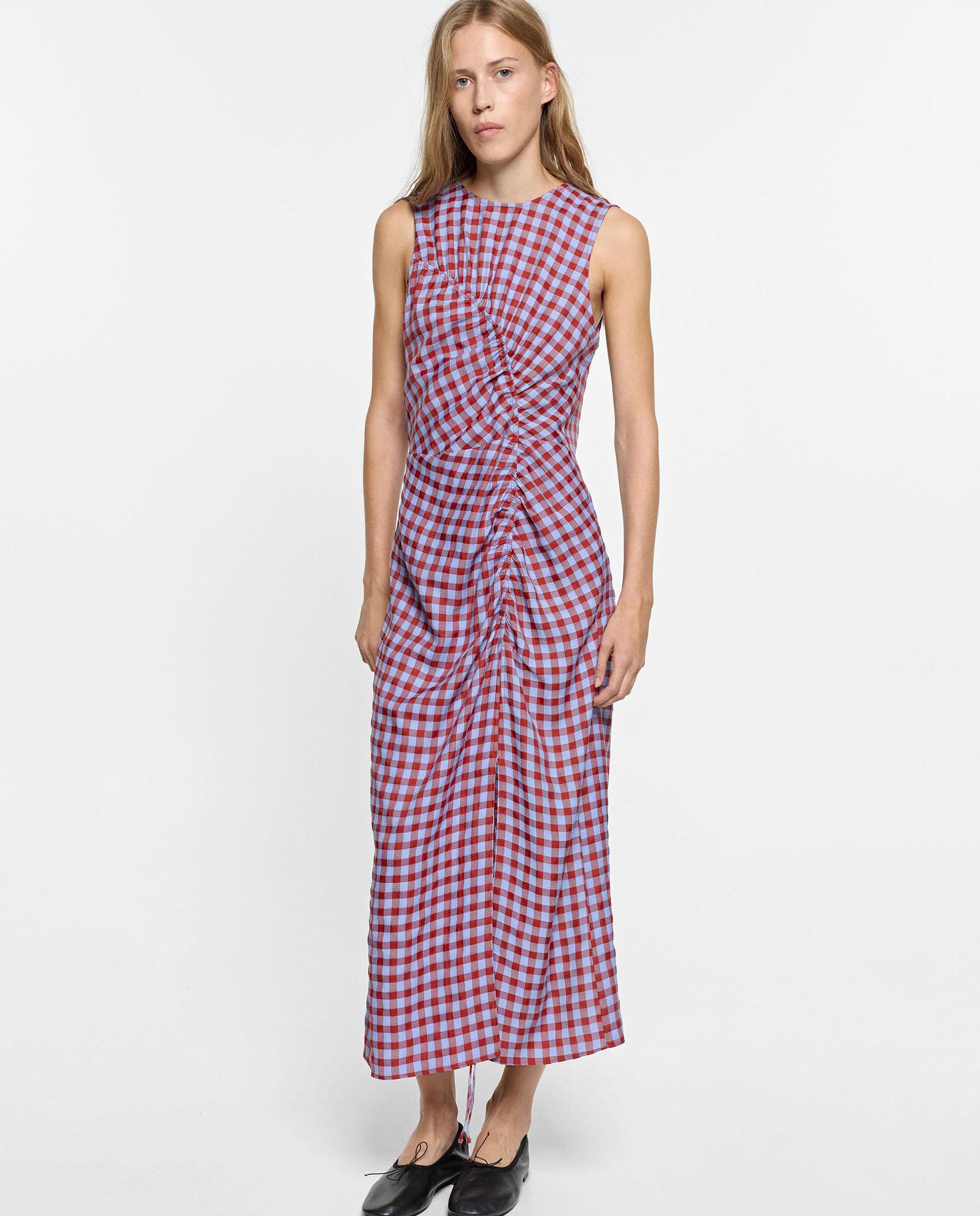 Vestido midi ajustable con estampado vichy y fruncido frontal - Parfois - Rojo Rojo-2