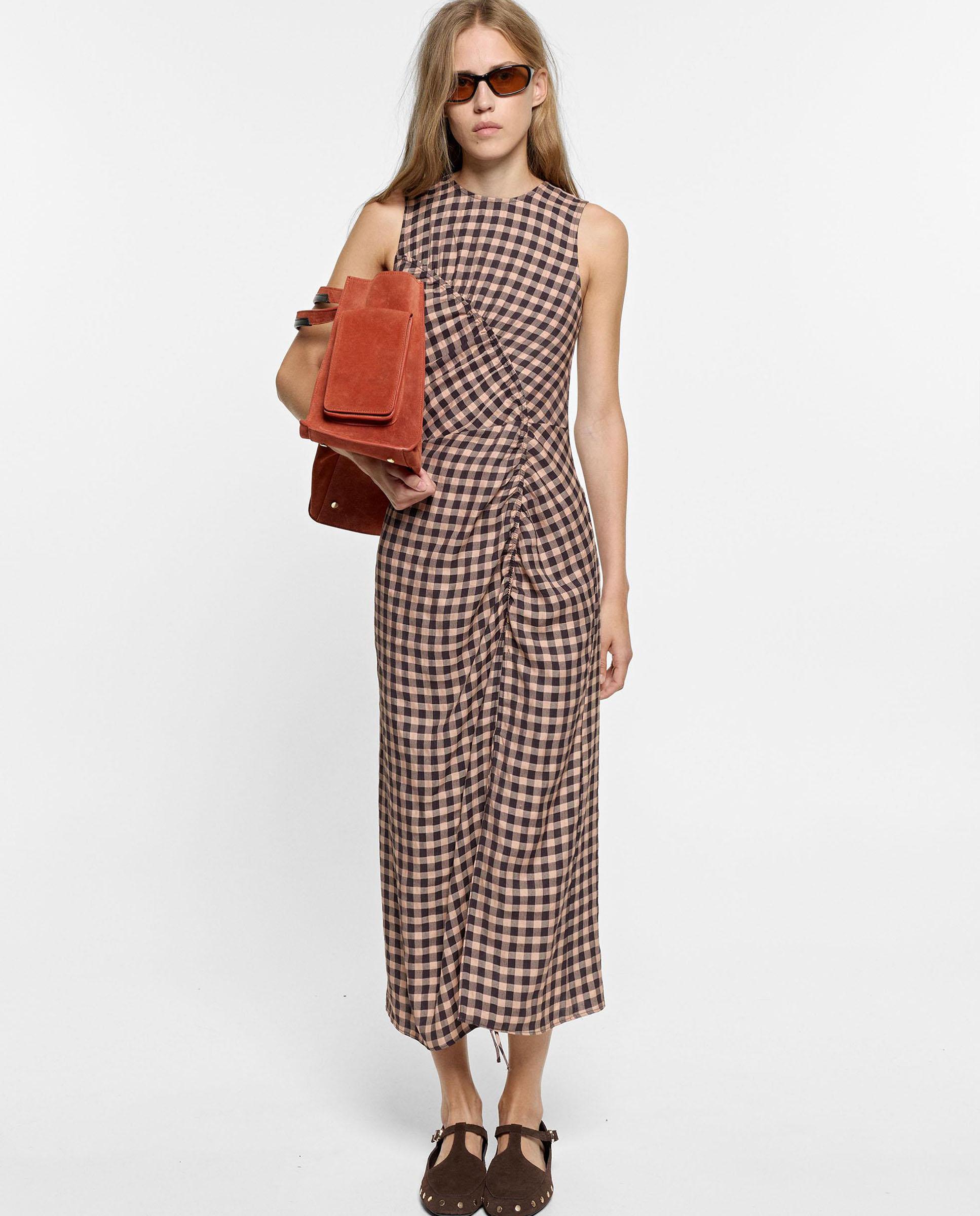 Vestido midi ajustable con estampado vichy y fruncido frontal - Parfois - Marrón oscuro Marrón oscuro-1