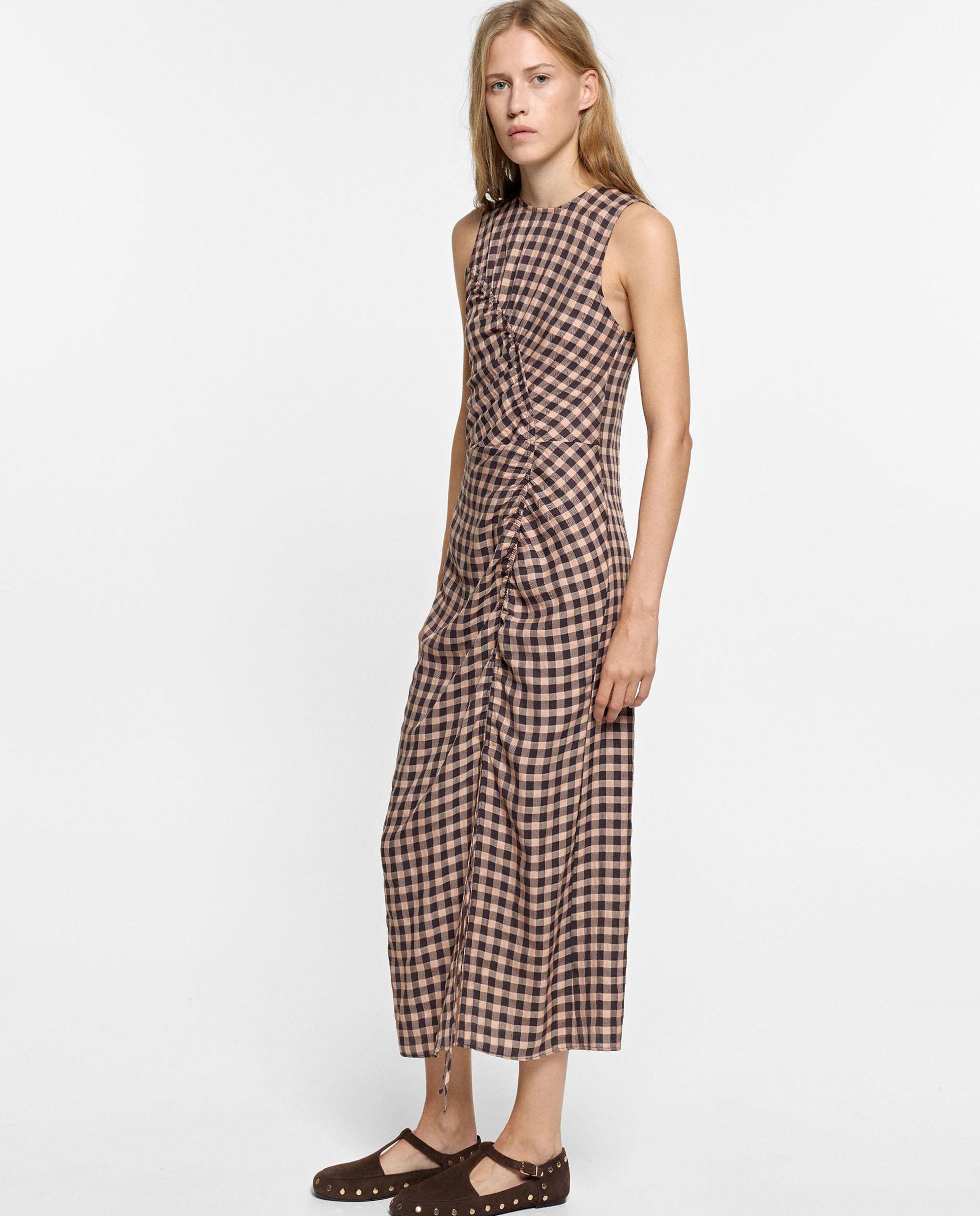 Vestido midi ajustable con estampado vichy y fruncido frontal - Parfois - Marrón oscuro Marrón oscuro-3
