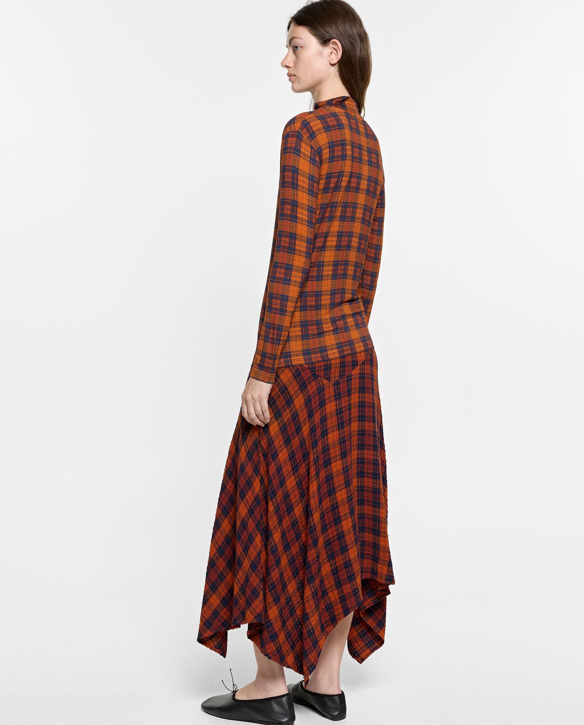Imagen 4 de Jersey de mujer con cuello alto y estampado de cuadros - Parfois - Naranja Naranja