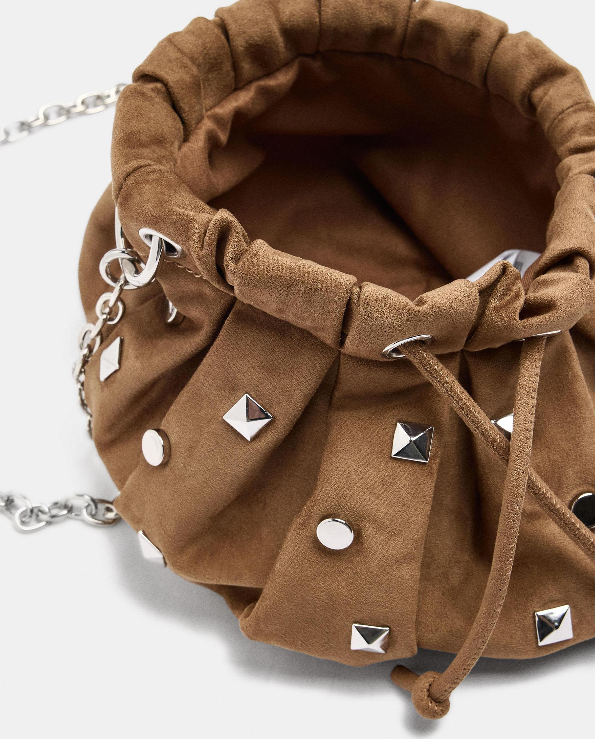Bolso de hombro con asa de cadena y tachuelas - Parfois - Camel Camel-4