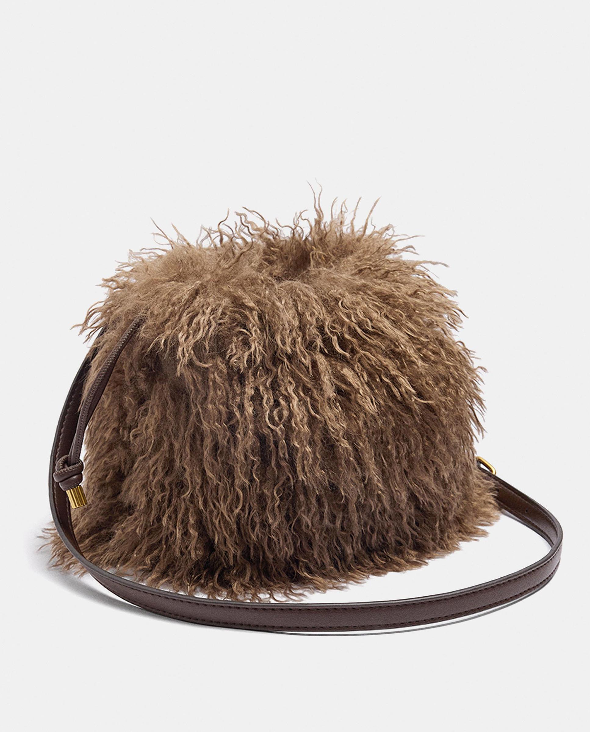 Bandolera de mujer con pelito exterior en liso - Parfois - Marrón Marrón-2
