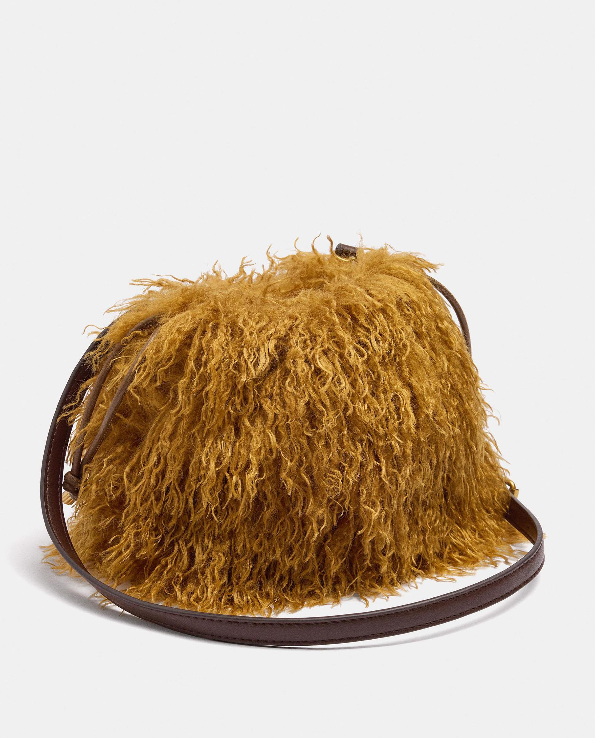 Bandolera de mujer con pelito exterior en liso - Parfois - Mostaza Mostaza-2