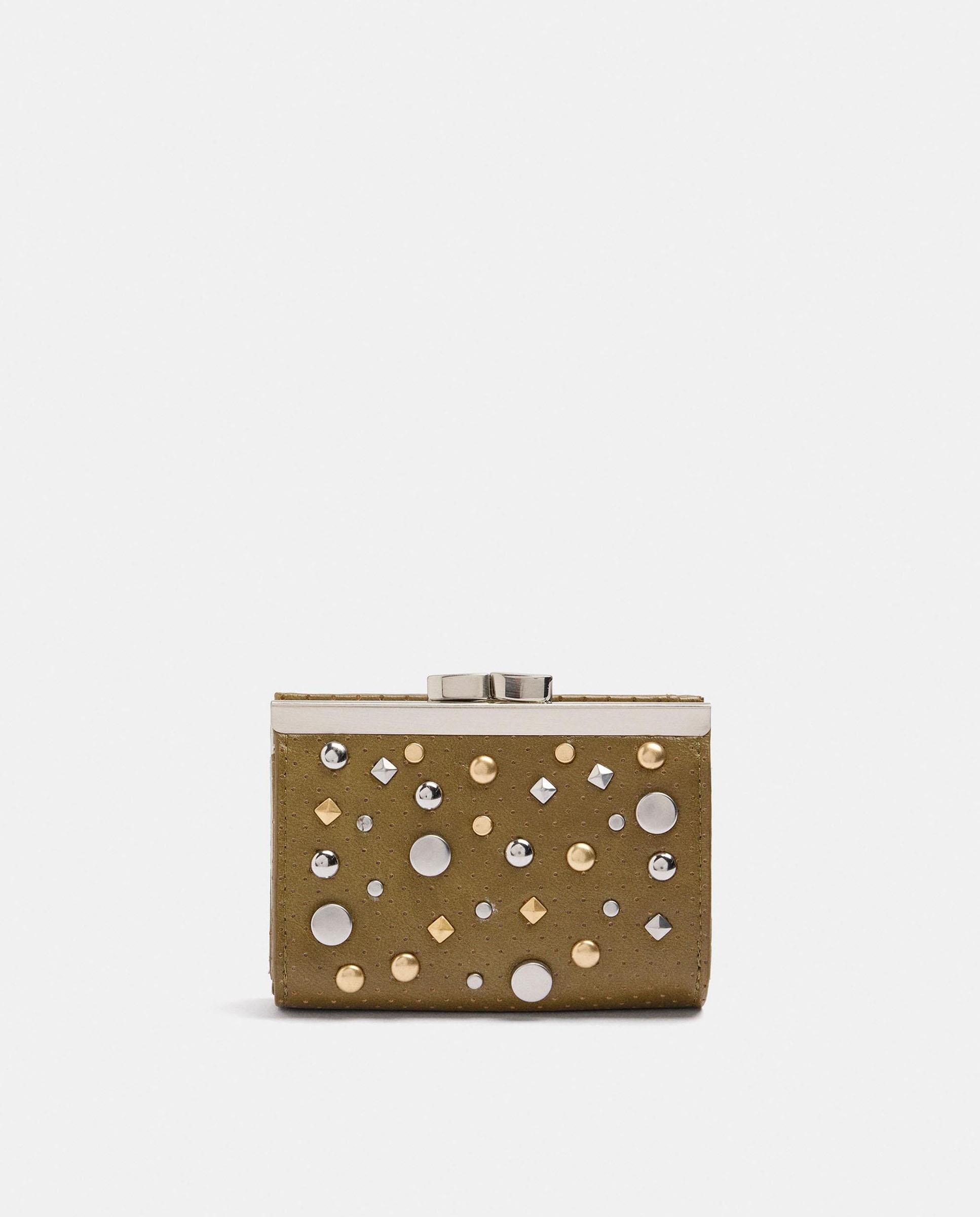 Cartera de mujer pequeña con cierre de botón y tachuelas decorativas - Parfois - Kaki Kaki-1