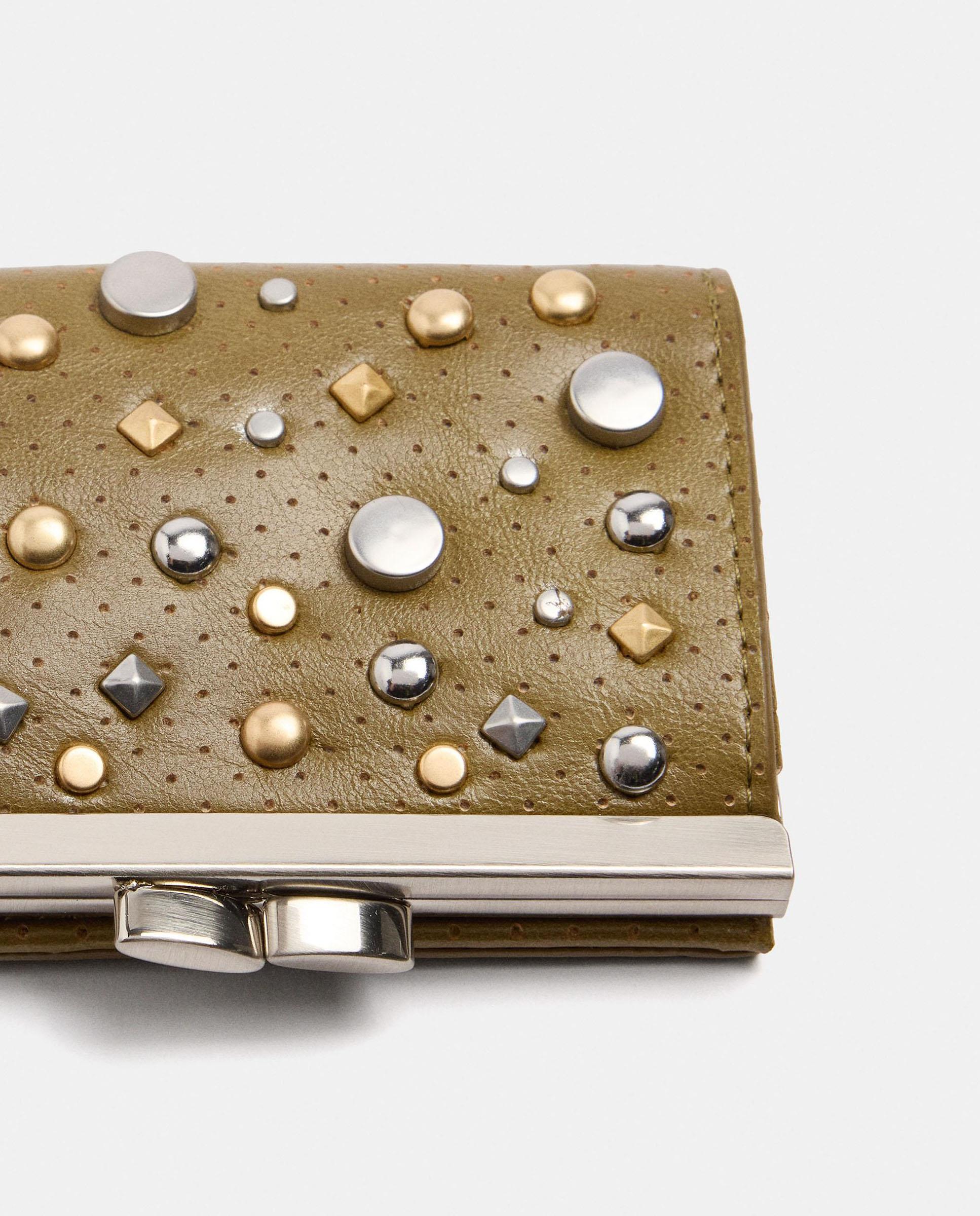 Cartera de mujer pequeña con cierre de botón y tachuelas decorativas - Parfois - Kaki Kaki-3