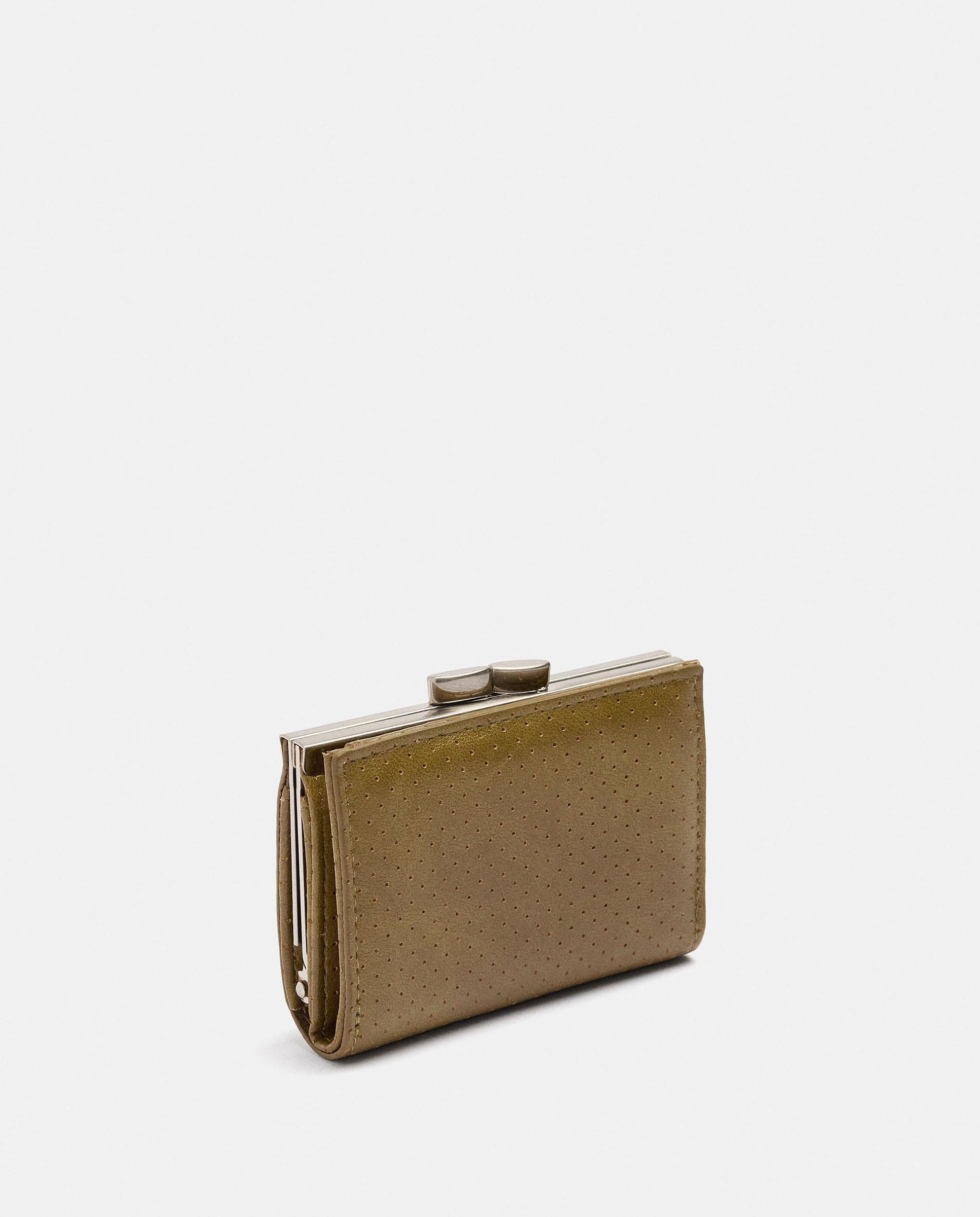 Cartera de mujer pequeña con cierre de botón y tachuelas decorativas - Parfois - Kaki Kaki-2
