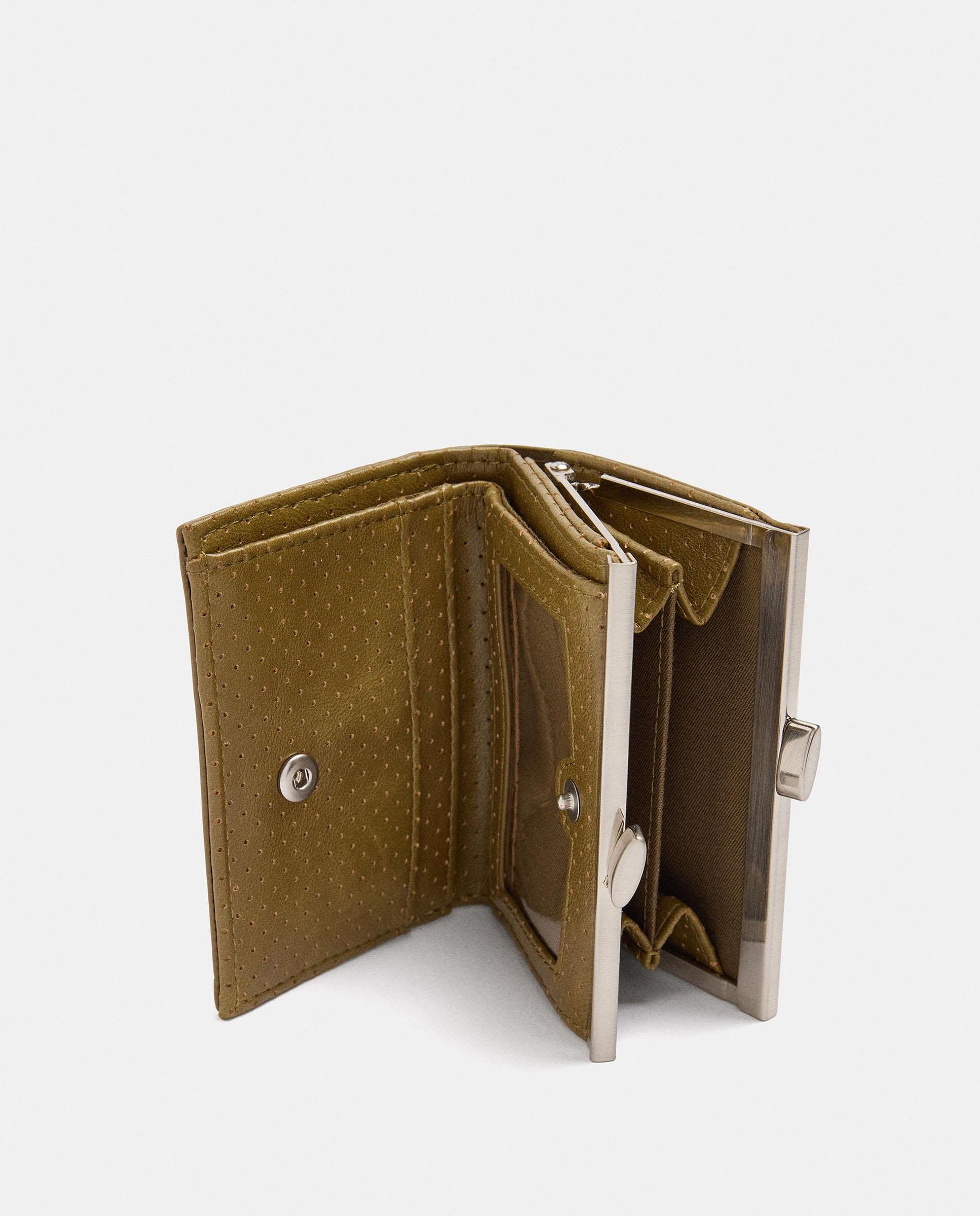Cartera de mujer pequeña con cierre de botón y tachuelas decorativas - Parfois - Kaki Kaki-4