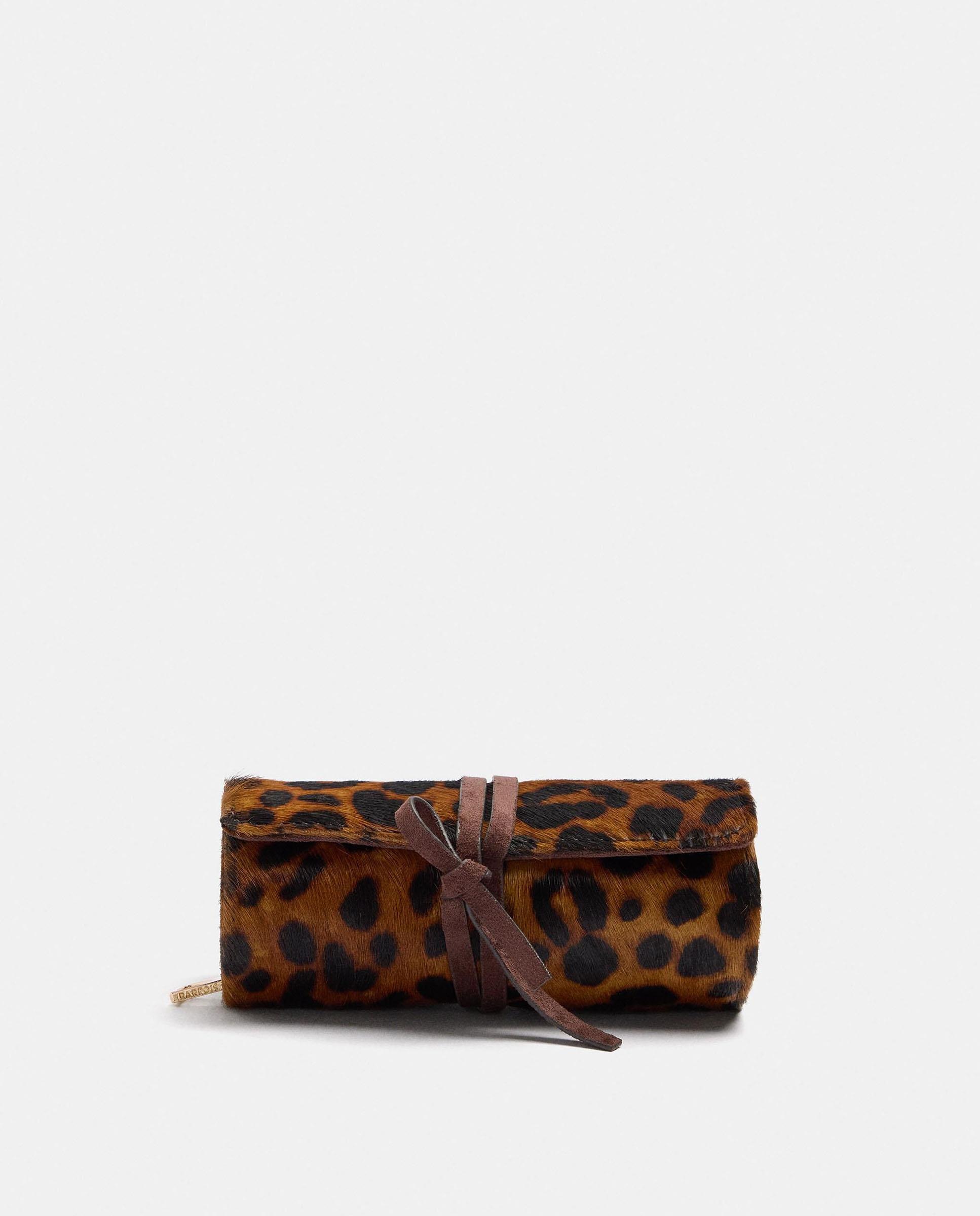 Imagen 0 de Joyero de viaje enrollable con cierre de cuerda y estampado animal print Marrón