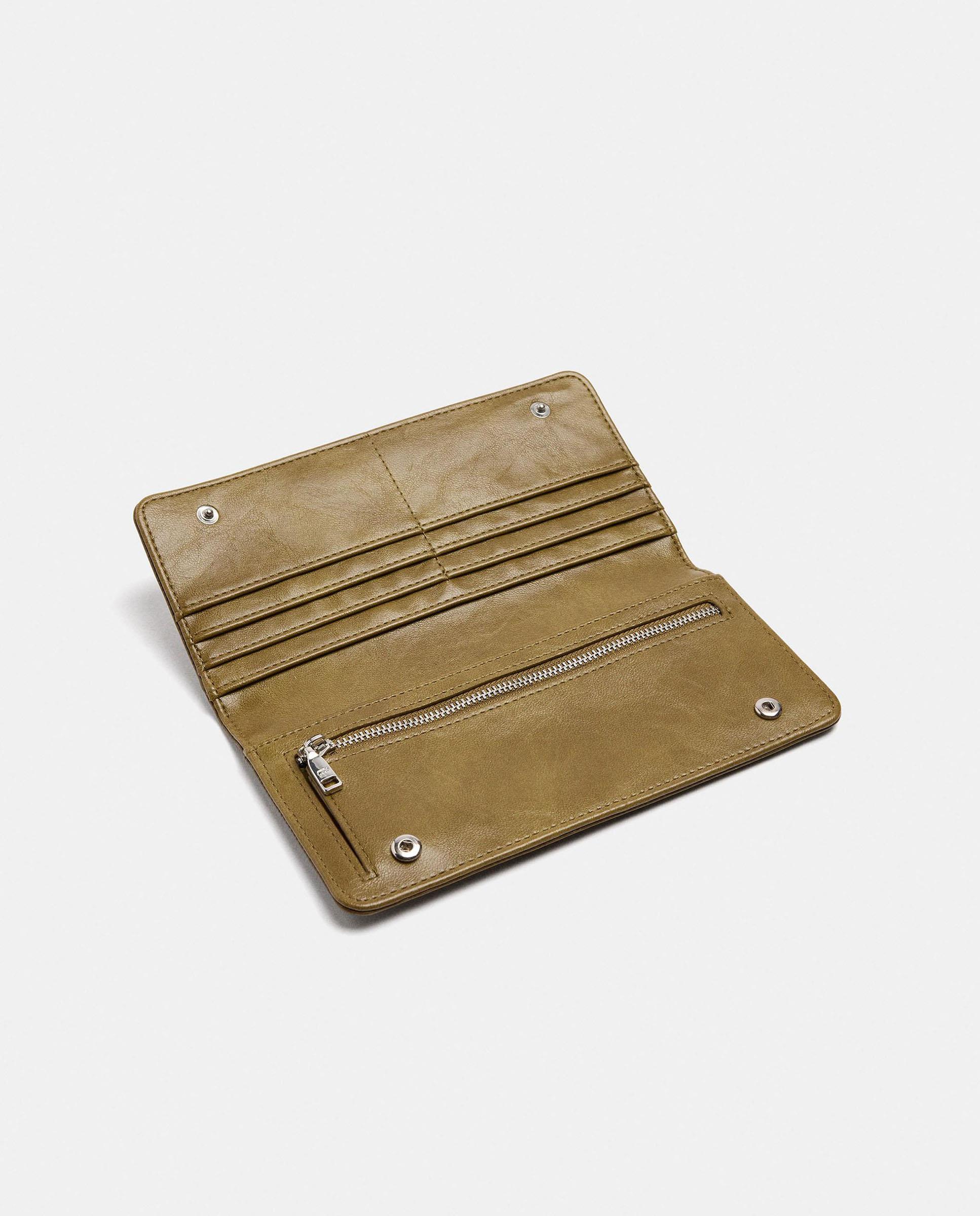 Cartera de mujer grande con solapa y tachuelas decortivas - Parfois - Kaki Kaki-4