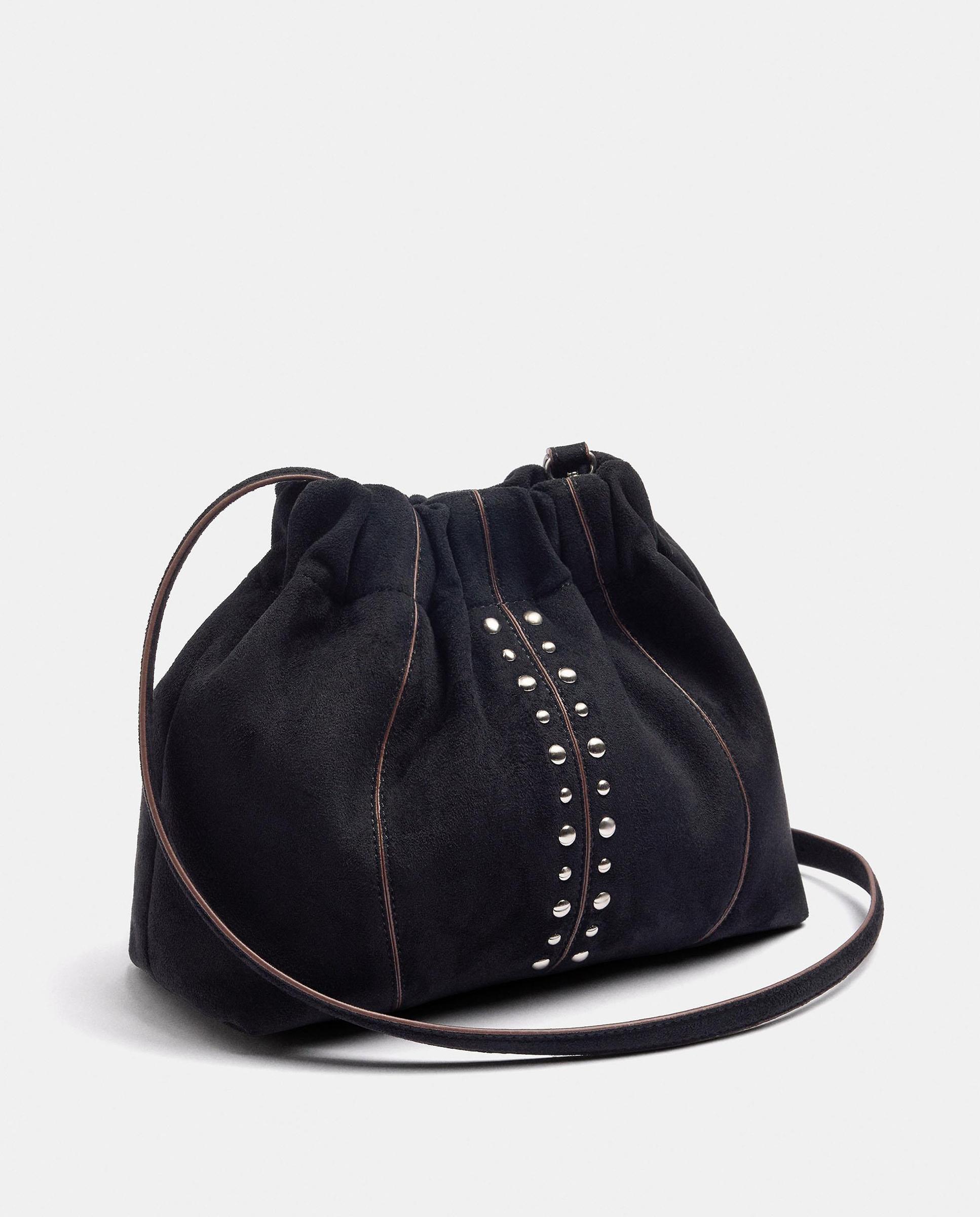 Bolso de hombro estilo cubo con tachuelas decorativas en liso - Parfois - Negro Negro-3
