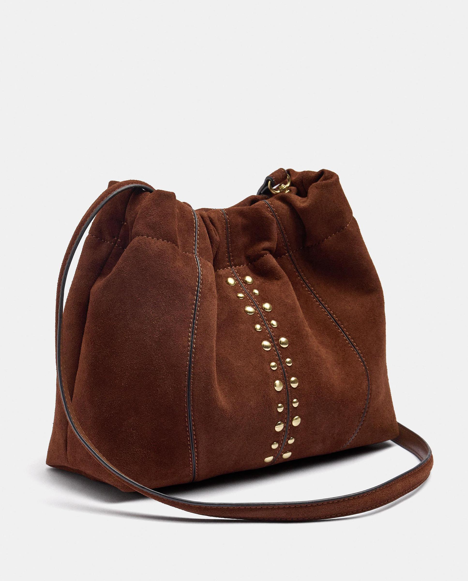 Bolso de hombro estilo cubo con tachuelas decorativas en liso - Parfois - Marrón Marrón-2