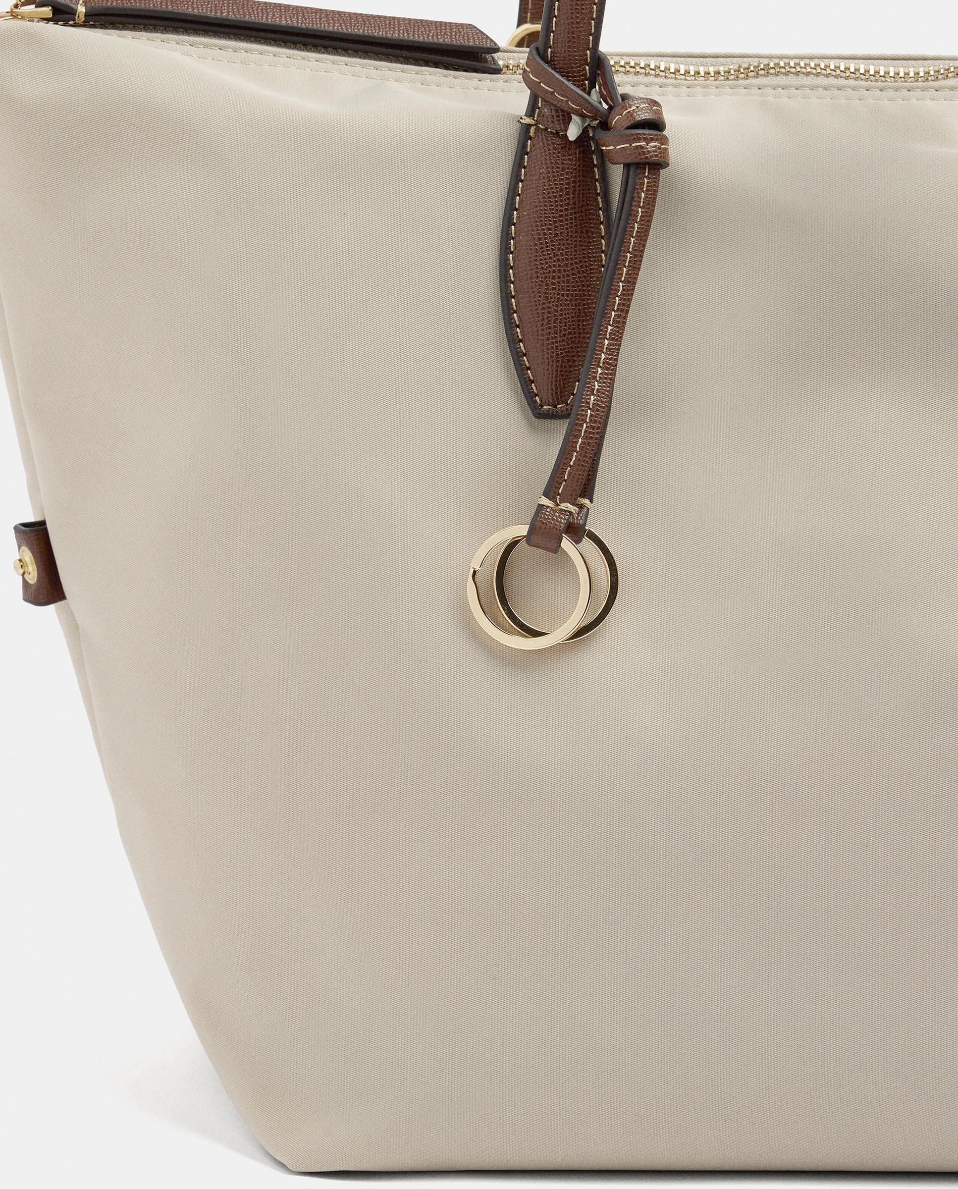 Bolso de hombro estilo portadocumentos con cierre de cremallera en liso - Parfois - Crudo Crudo-3