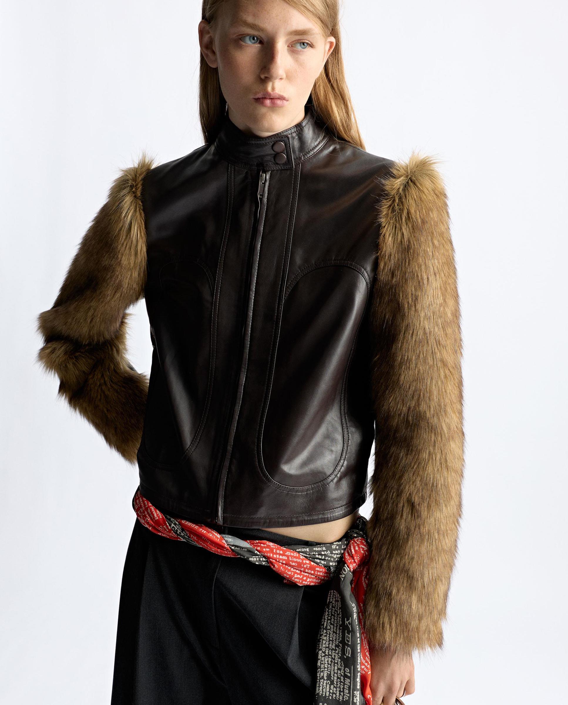 Cazadora de piel de mujer con pelito decorativo en mangas - Parfois - Marrón oscuro Marrón oscuro-1