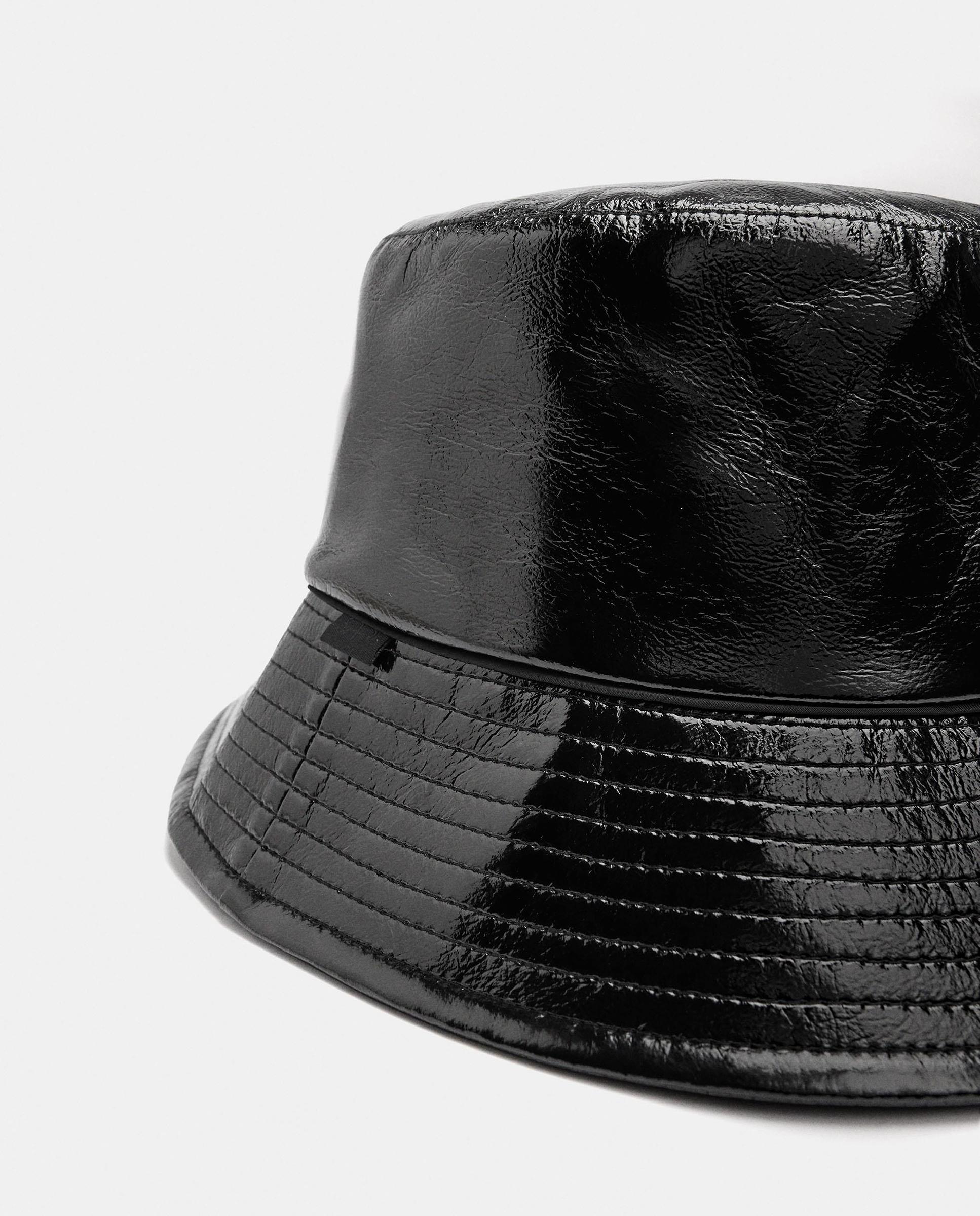 Imagen 3 de Gorro de mujer estilo bucket acharolado en liso - Parfois - Negro Negro