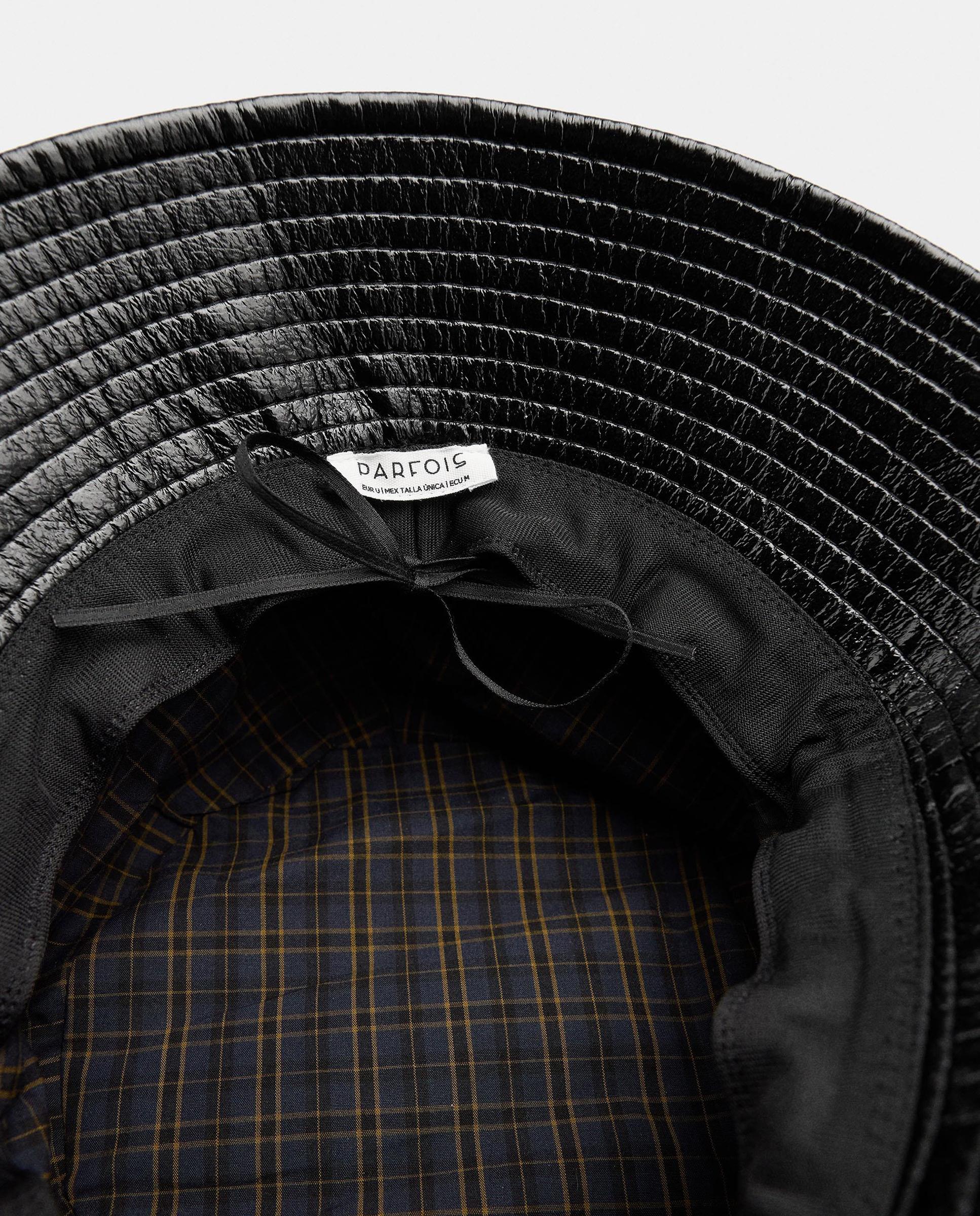 Imagen 4 de Gorro de mujer estilo bucket acharolado en liso - Parfois - Negro Negro