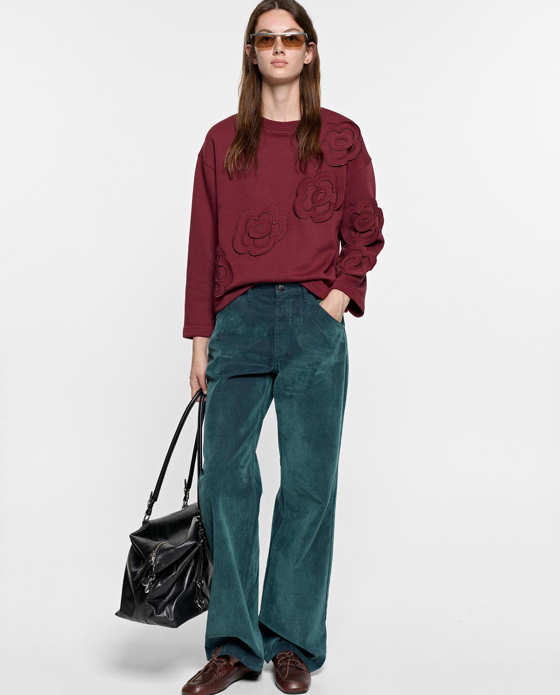 Imagen 2 de Jersey de mujer sin capucha con flores bordadas - Parfois - Burdeos Burdeos