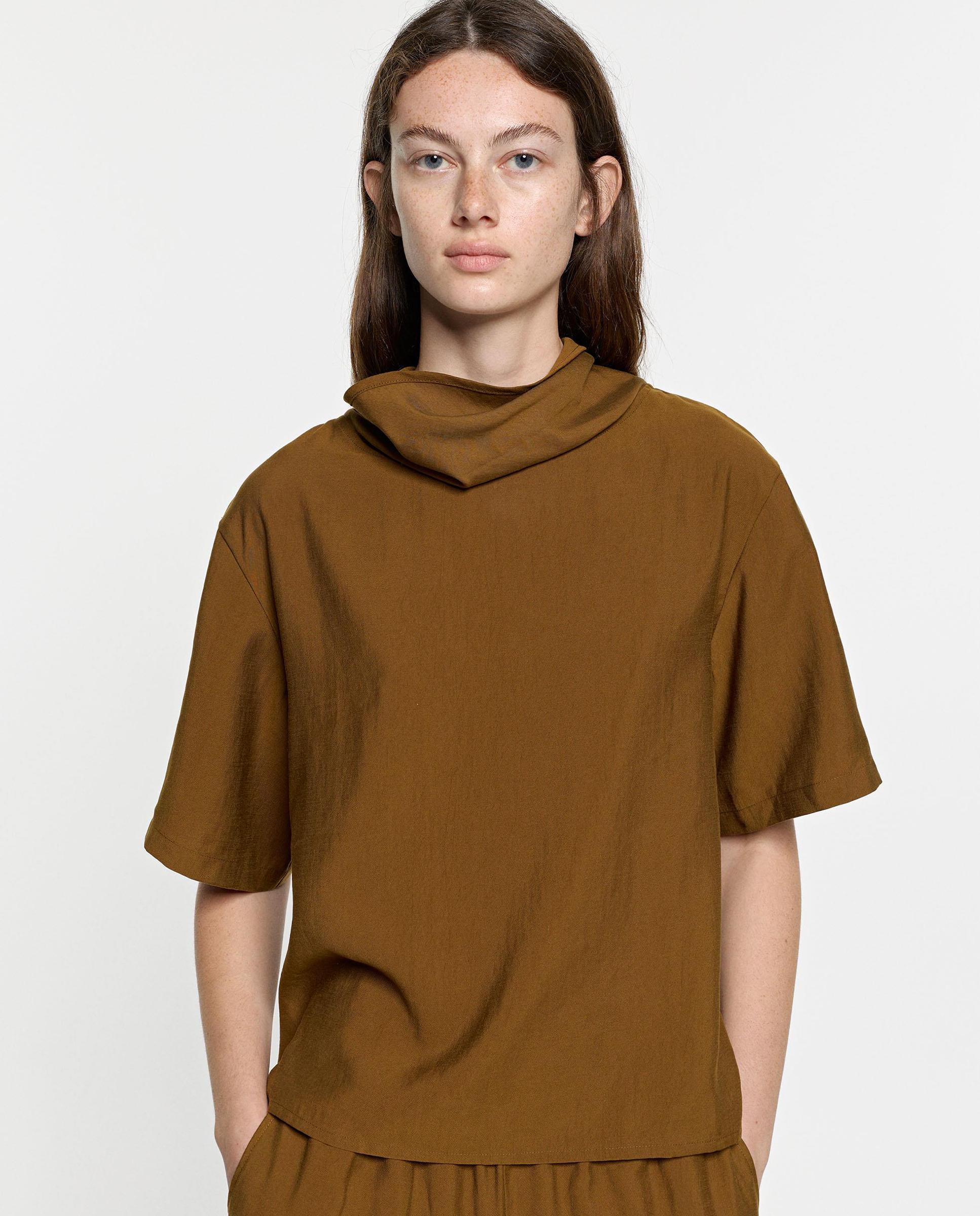 Imagen 0 de Blusa de mujer de manga corta con cuello alto drapeado Camel