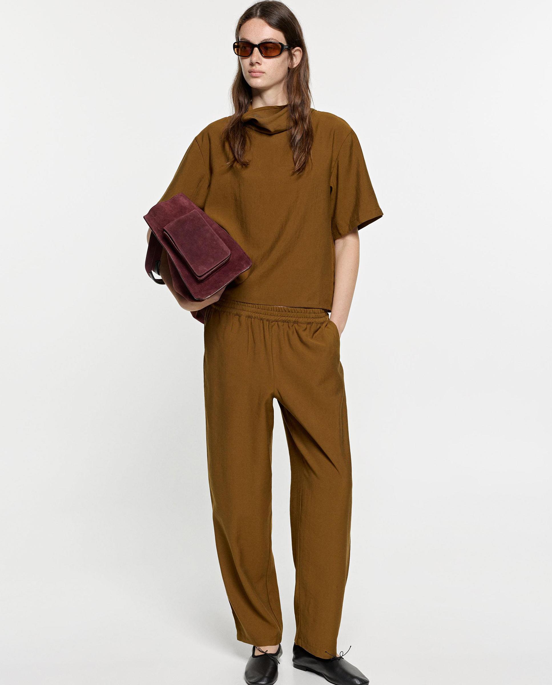 Blusa de mujer de manga corta con cuello alto drapeado - Parfois - Camel Camel-2