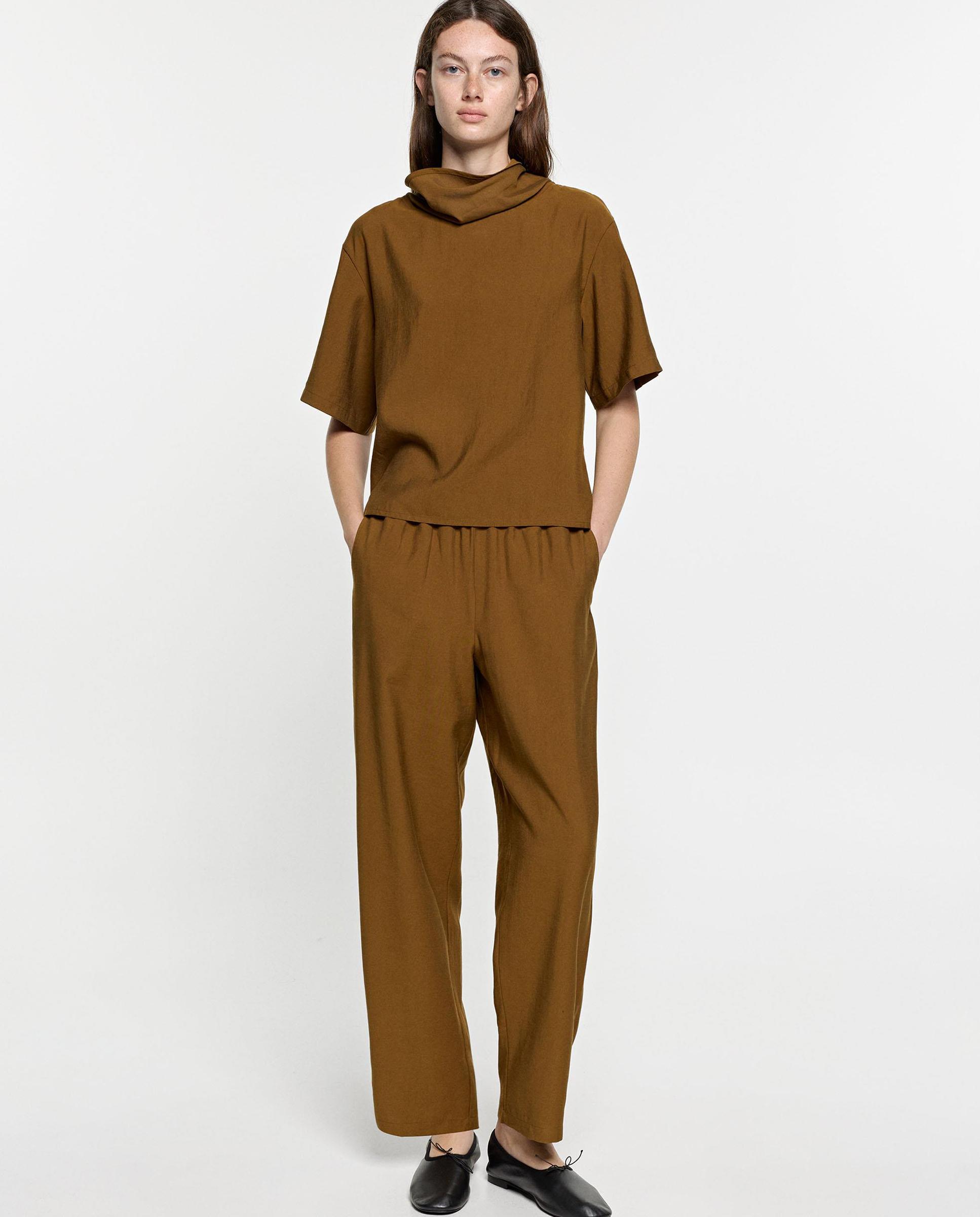 Blusa de mujer de manga corta con cuello alto drapeado - Parfois - Camel Camel-5