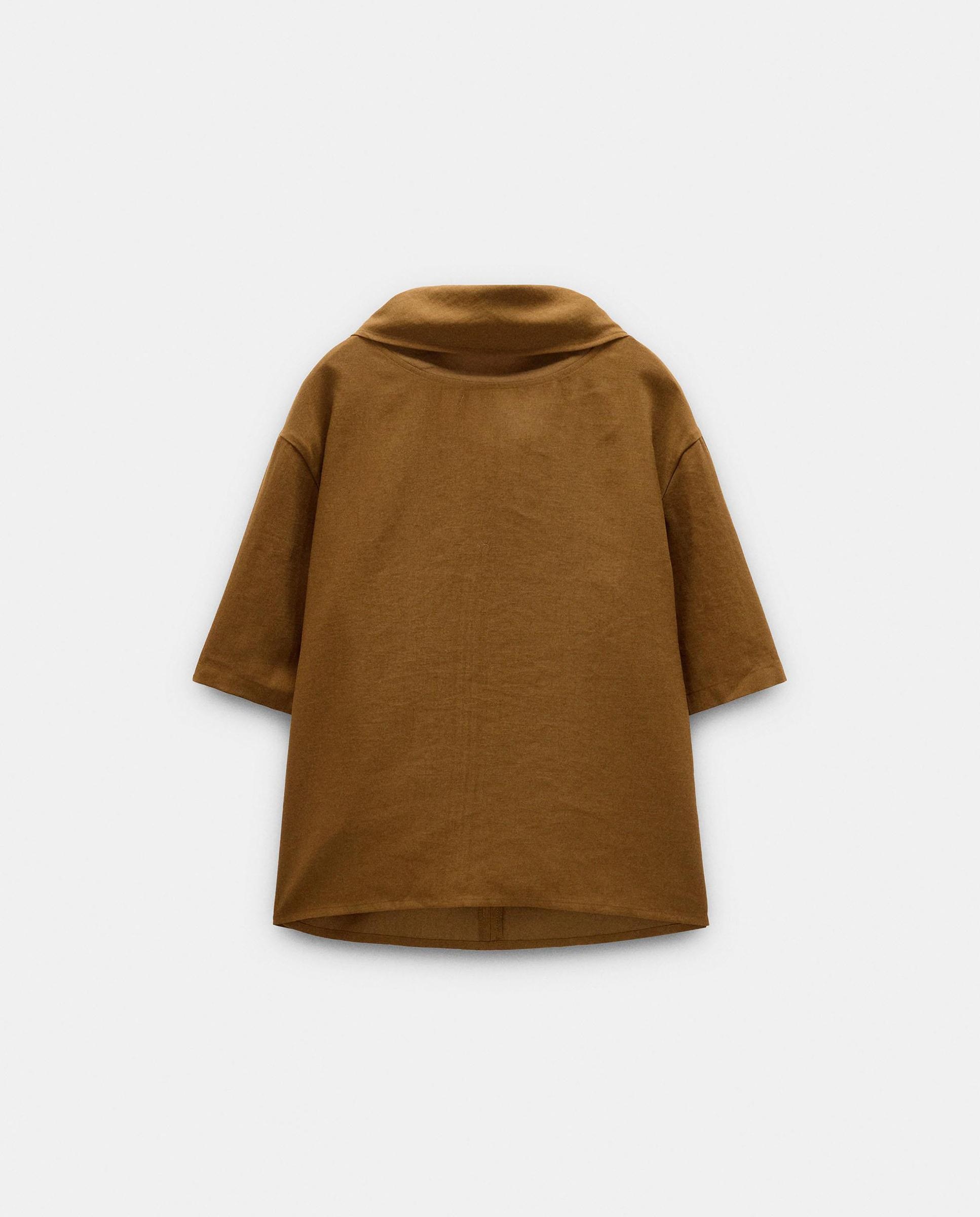 Blusa de mujer de manga corta con cuello alto drapeado - Parfois - Camel Camel-7