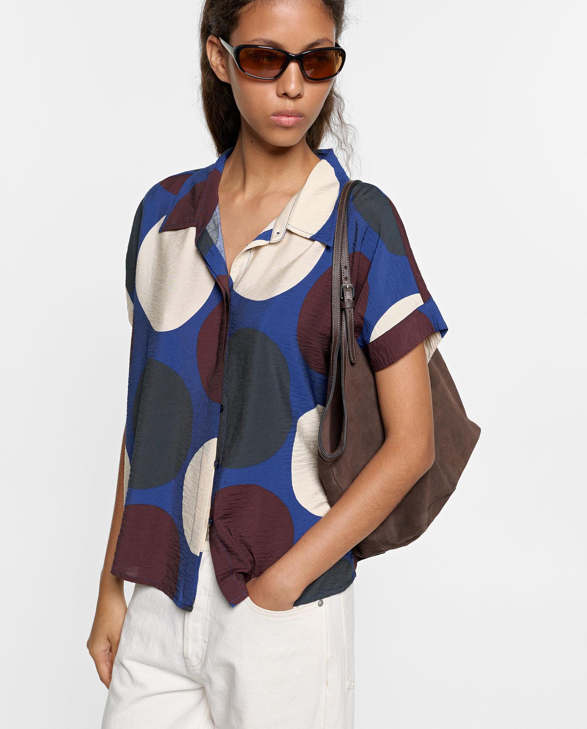 Camisa de mujer de manga corta con estampado geométrico - Parfois - Multicolor Multicolor-1