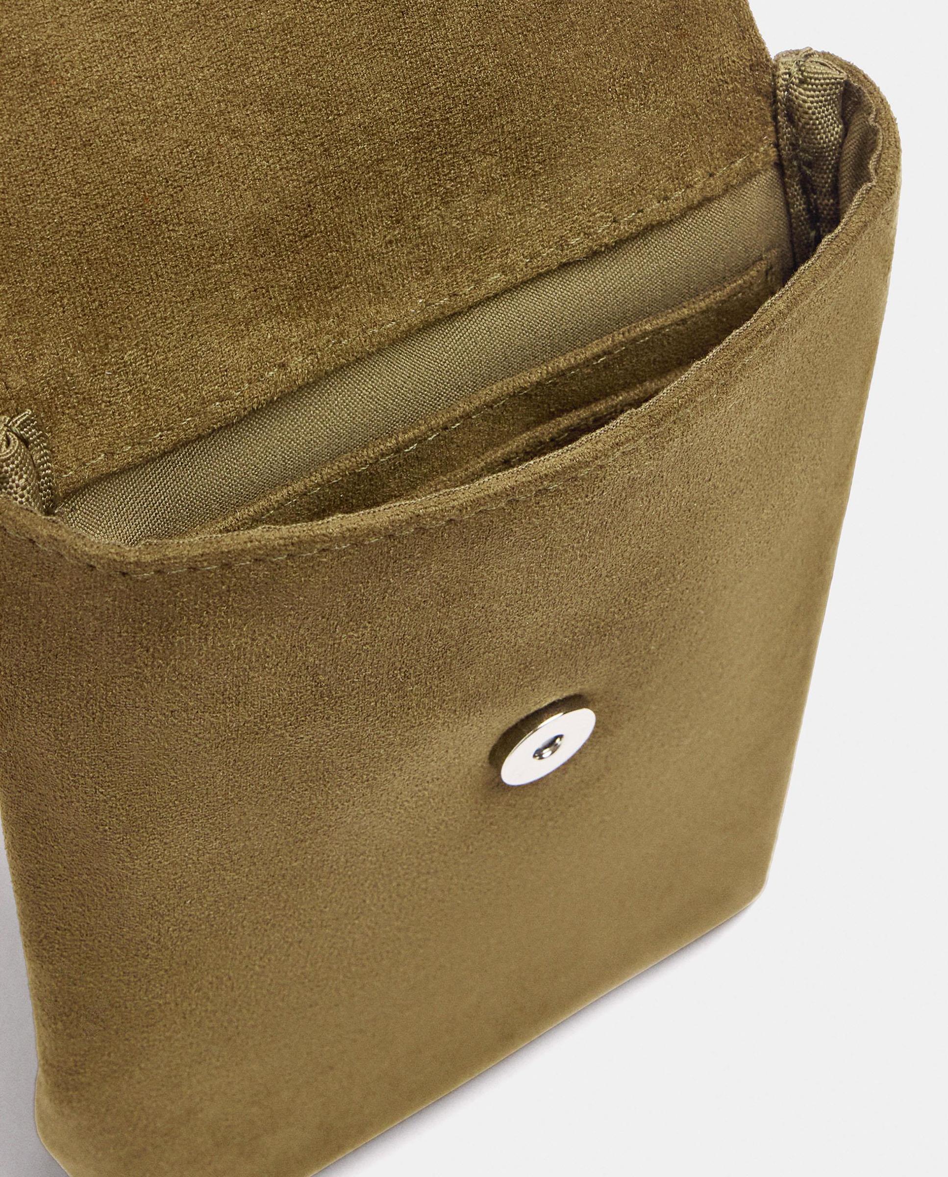 Bolso para móvil convertible a bandolera con pelito exterior y cierre de imán - Parfois - Kaki Kaki-4