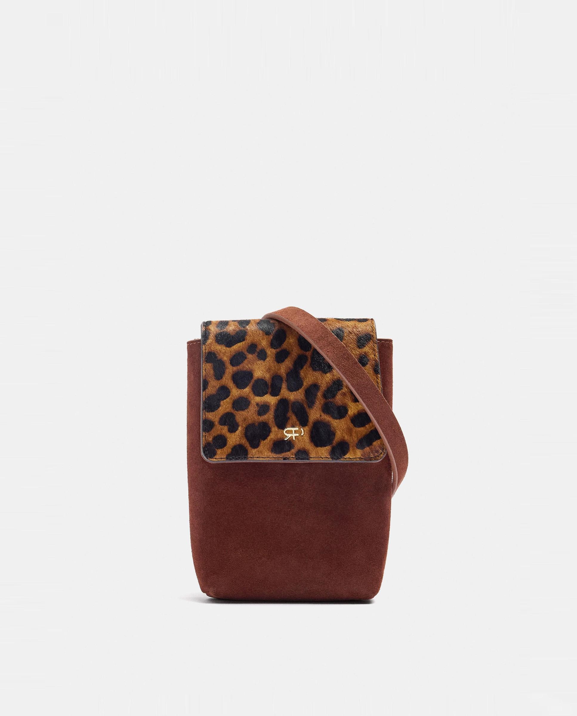 Imagen 0 de Bolso para móvil convertible a bandolera con estampado animal print Marrón