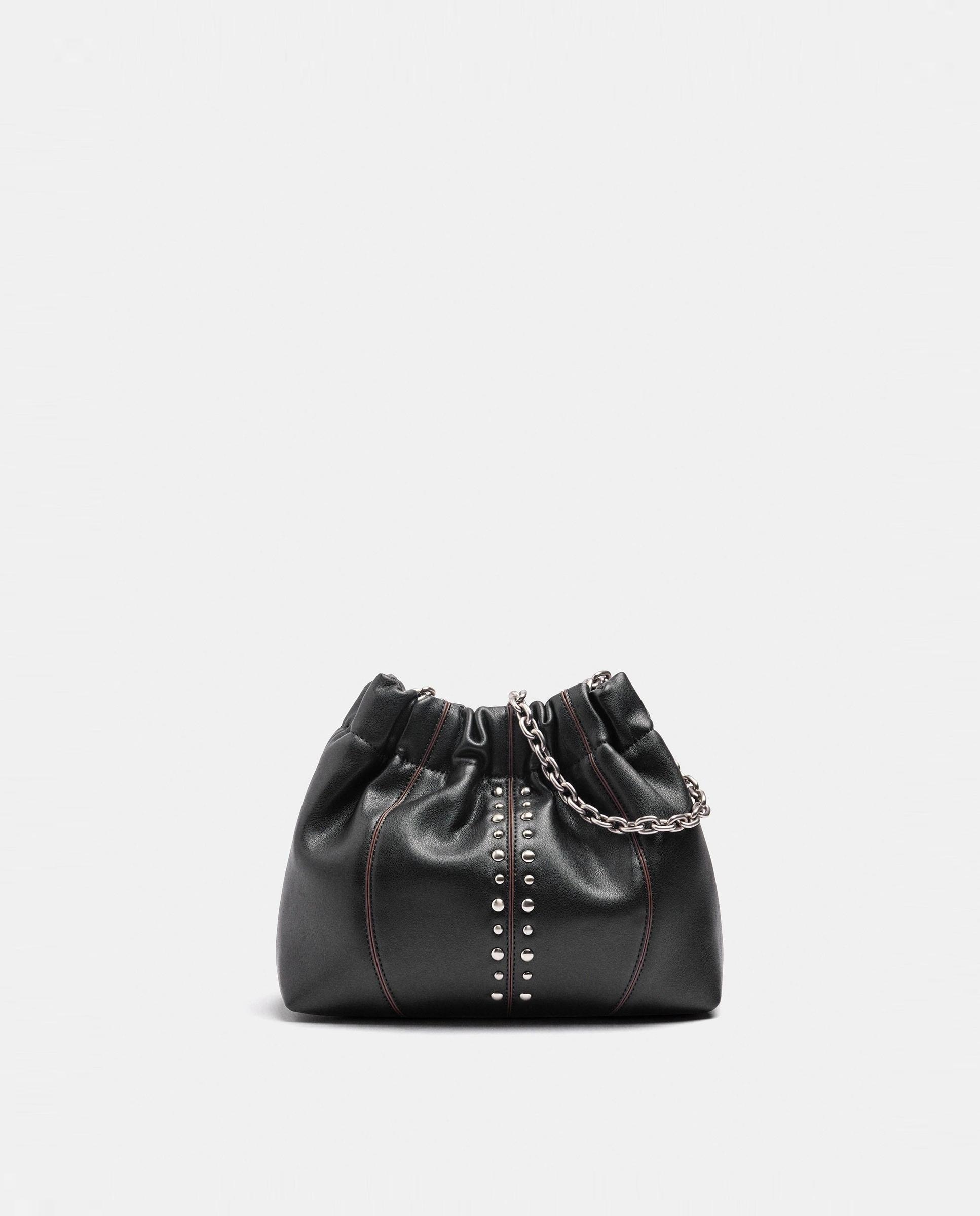 Bandolera de mujer estilo cubo con tachuelas en liso - Parfois - Negro Negro-1