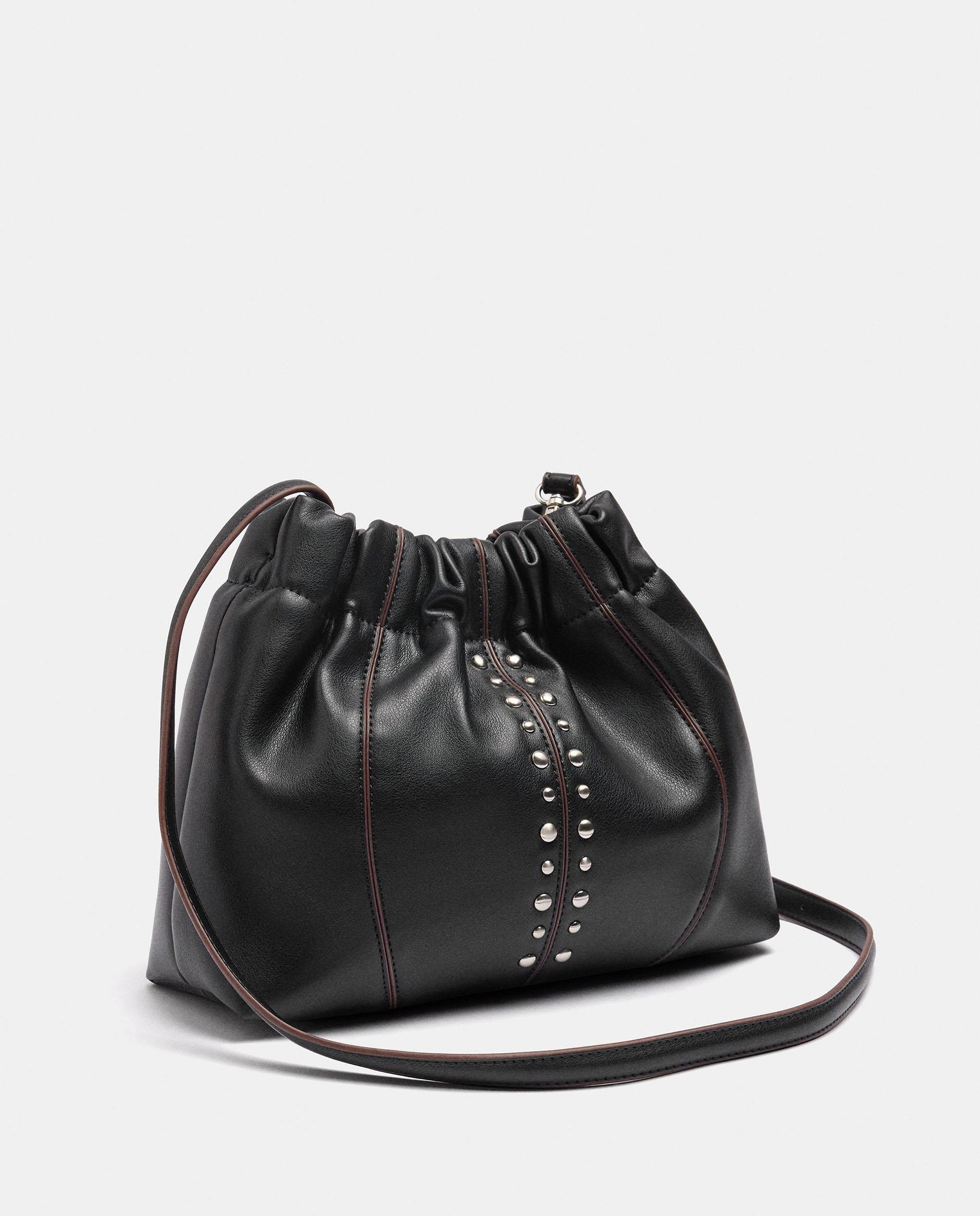 Bandolera de mujer estilo cubo con tachuelas en liso - Parfois - Negro Negro-2